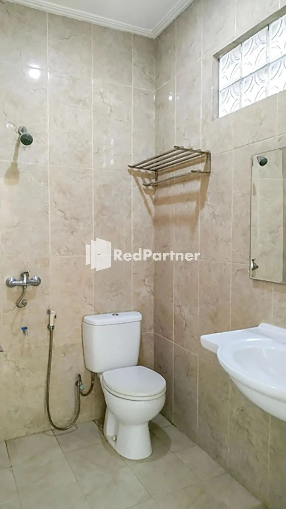 Bathroom in Palu City Guest House Mitra RedDoorz