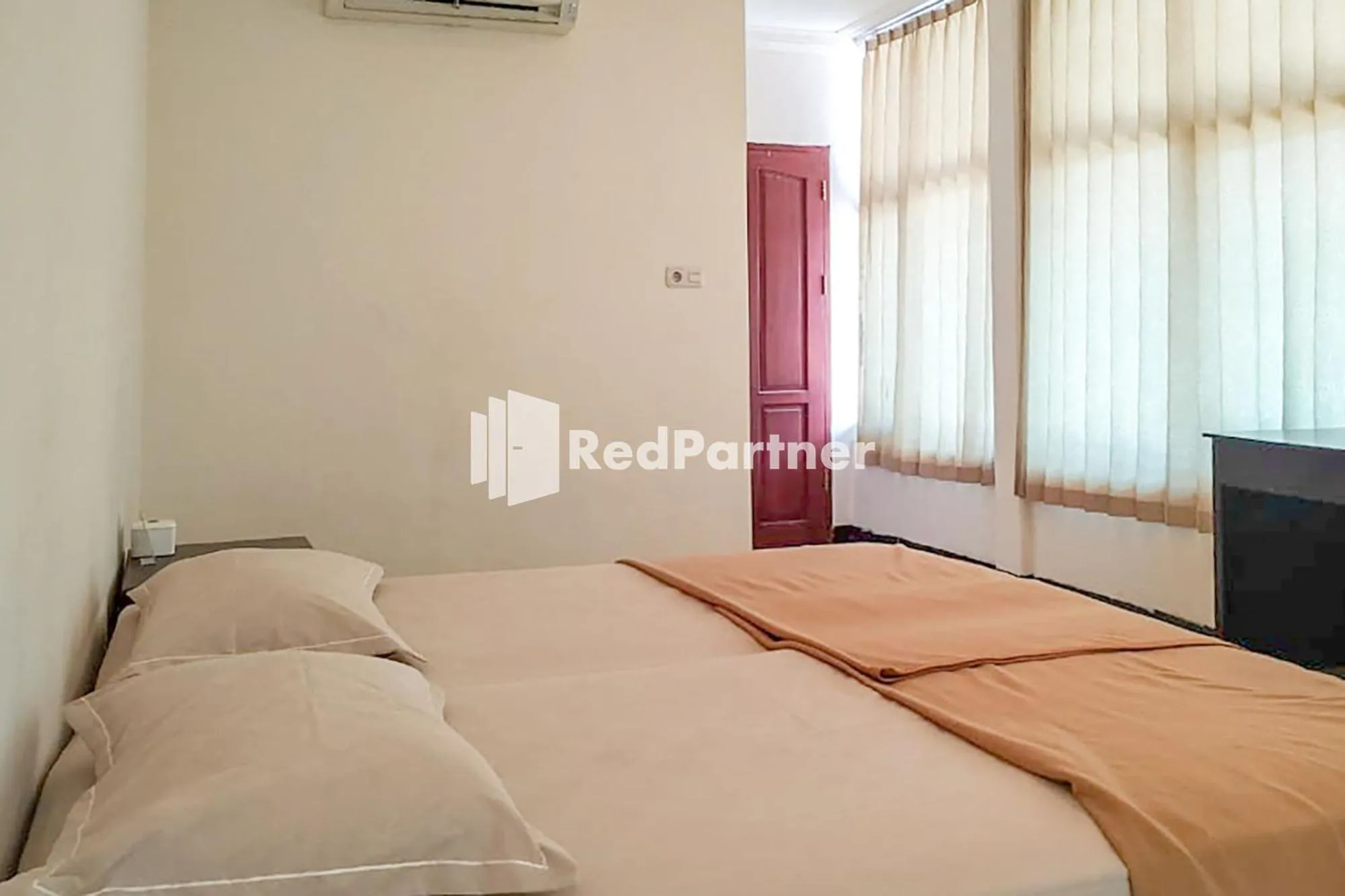 Bed in Palu City Guest House Mitra RedDoorz