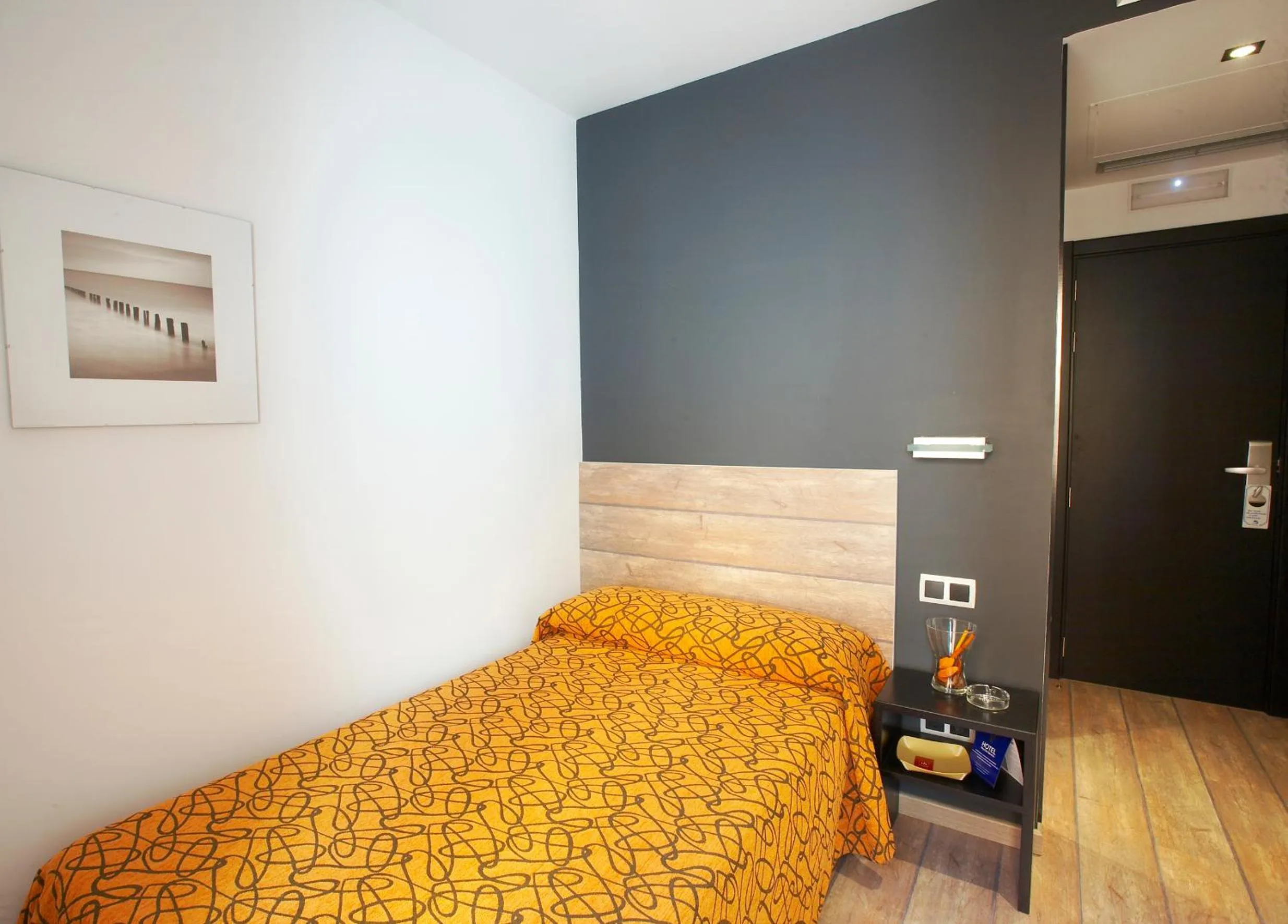 Photo of the whole room, Bed in Rey Don Sancho