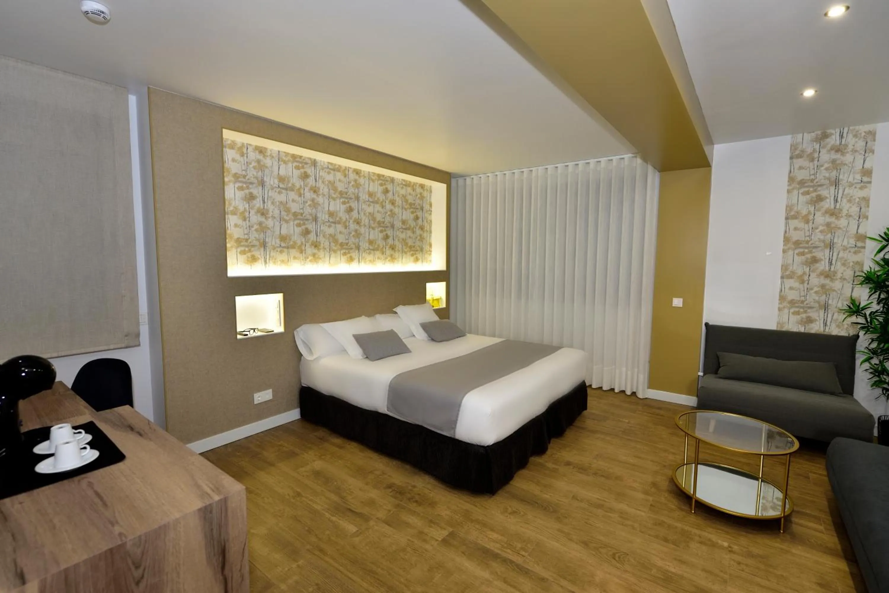 Seating area, Bed in Rey Don Sancho