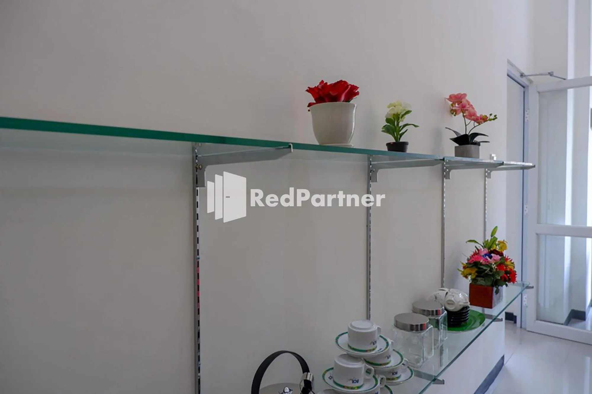 Coffee/tea facilities in Rit's Garden At CitraGrand Semarang Mitra RedDoorz