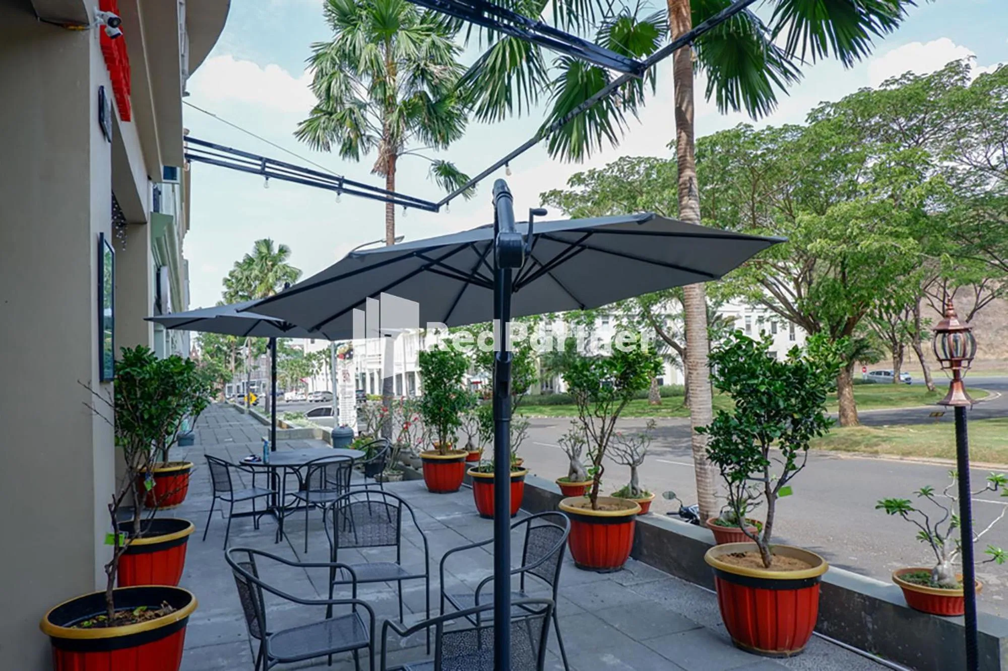 Patio in Rit's Garden At CitraGrand Semarang Mitra RedDoorz