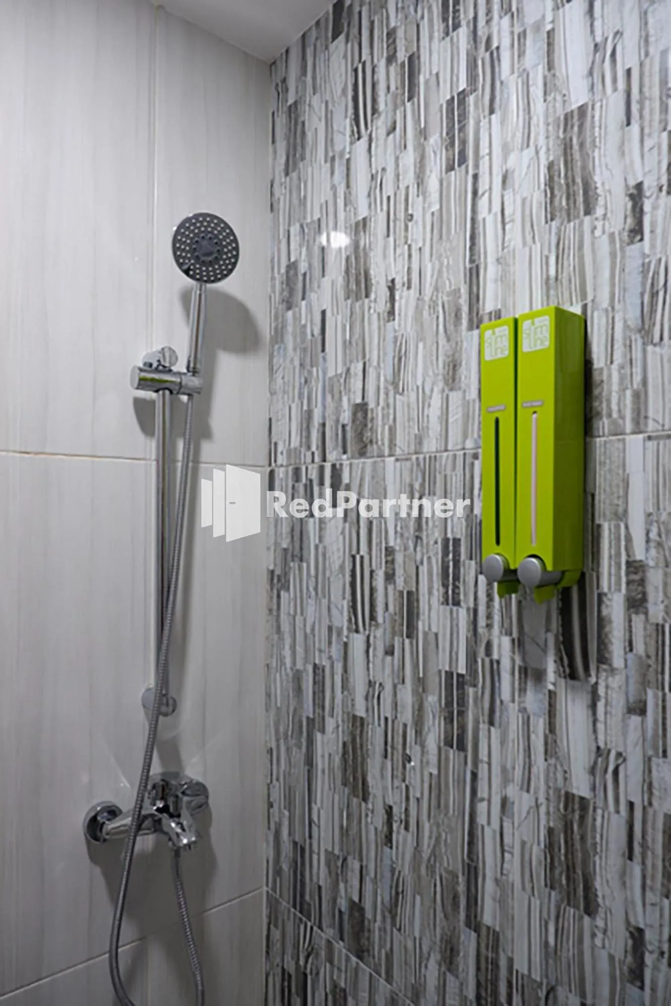 Bathroom in Rit's Garden At CitraGrand Semarang Mitra RedDoorz