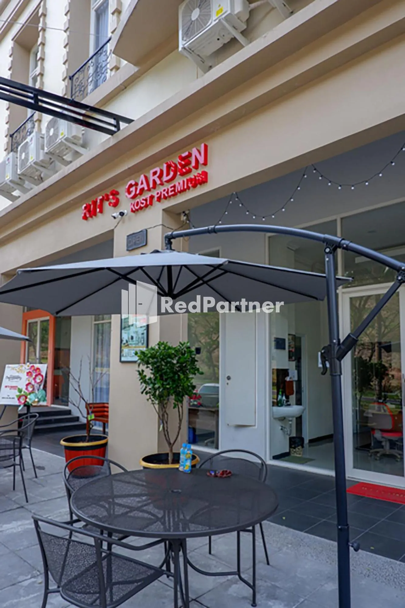 Patio in Rit's Garden At CitraGrand Semarang Mitra RedDoorz