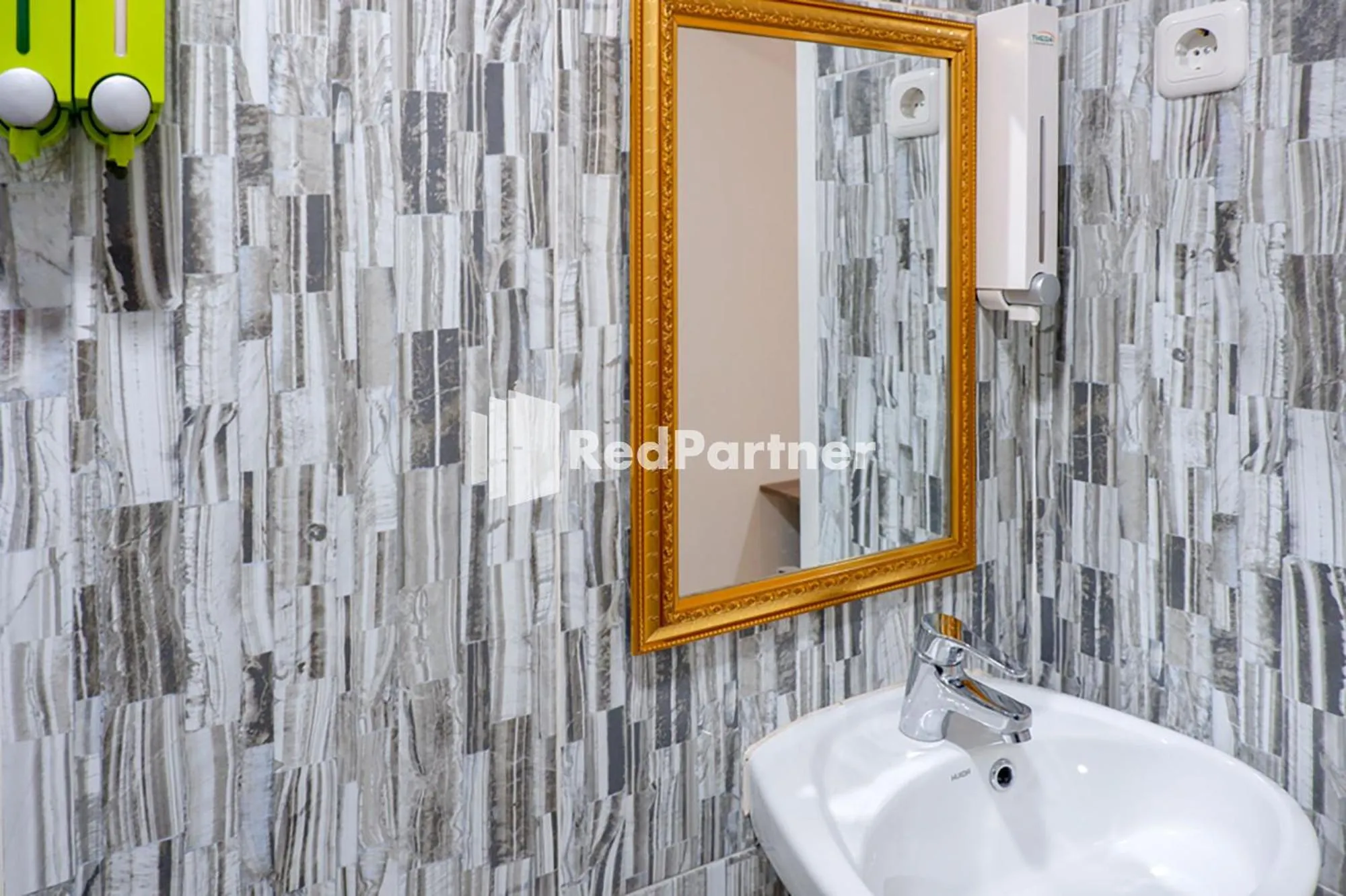 Bathroom in Rit's Garden At CitraGrand Semarang Mitra RedDoorz