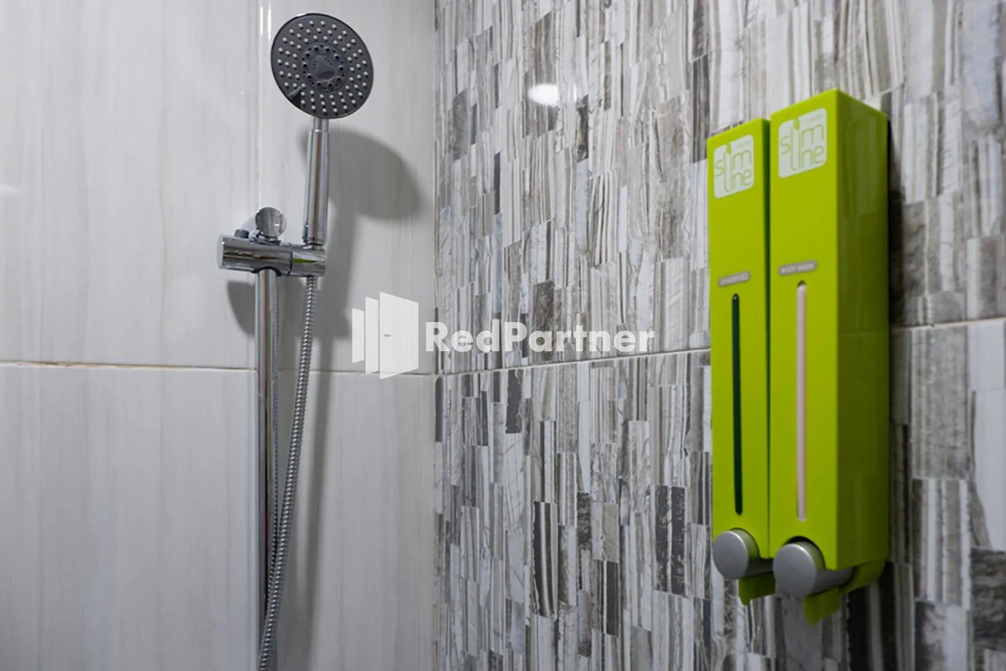 Bathroom in Rit's Garden At CitraGrand Semarang Mitra RedDoorz