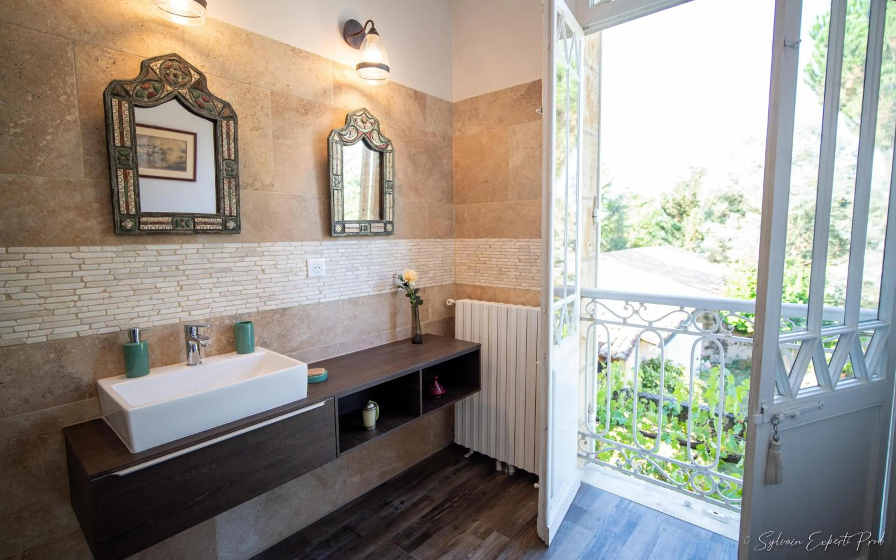 Bathroom in I love Bergerac