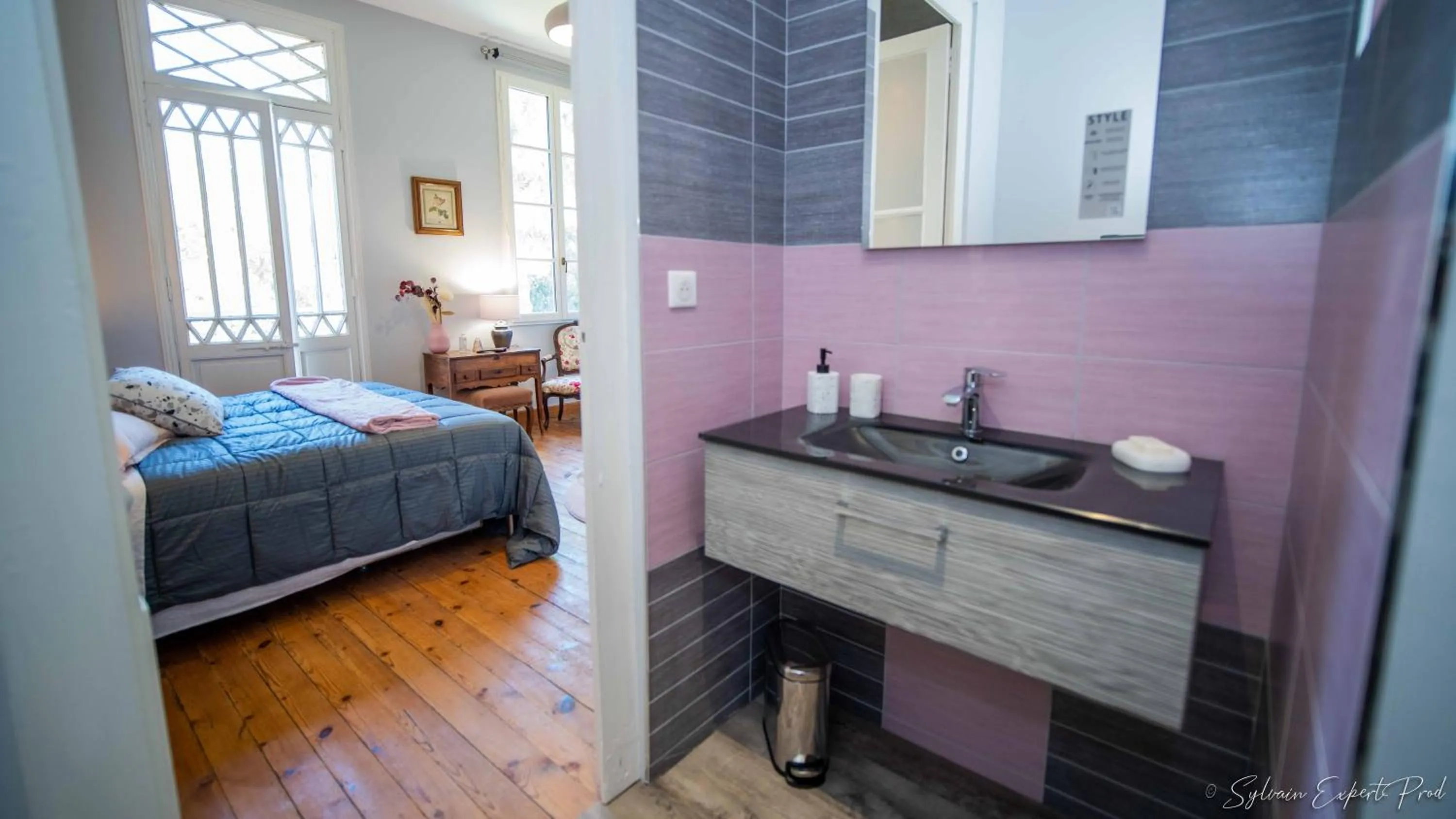 Bathroom, Bed in I love Bergerac