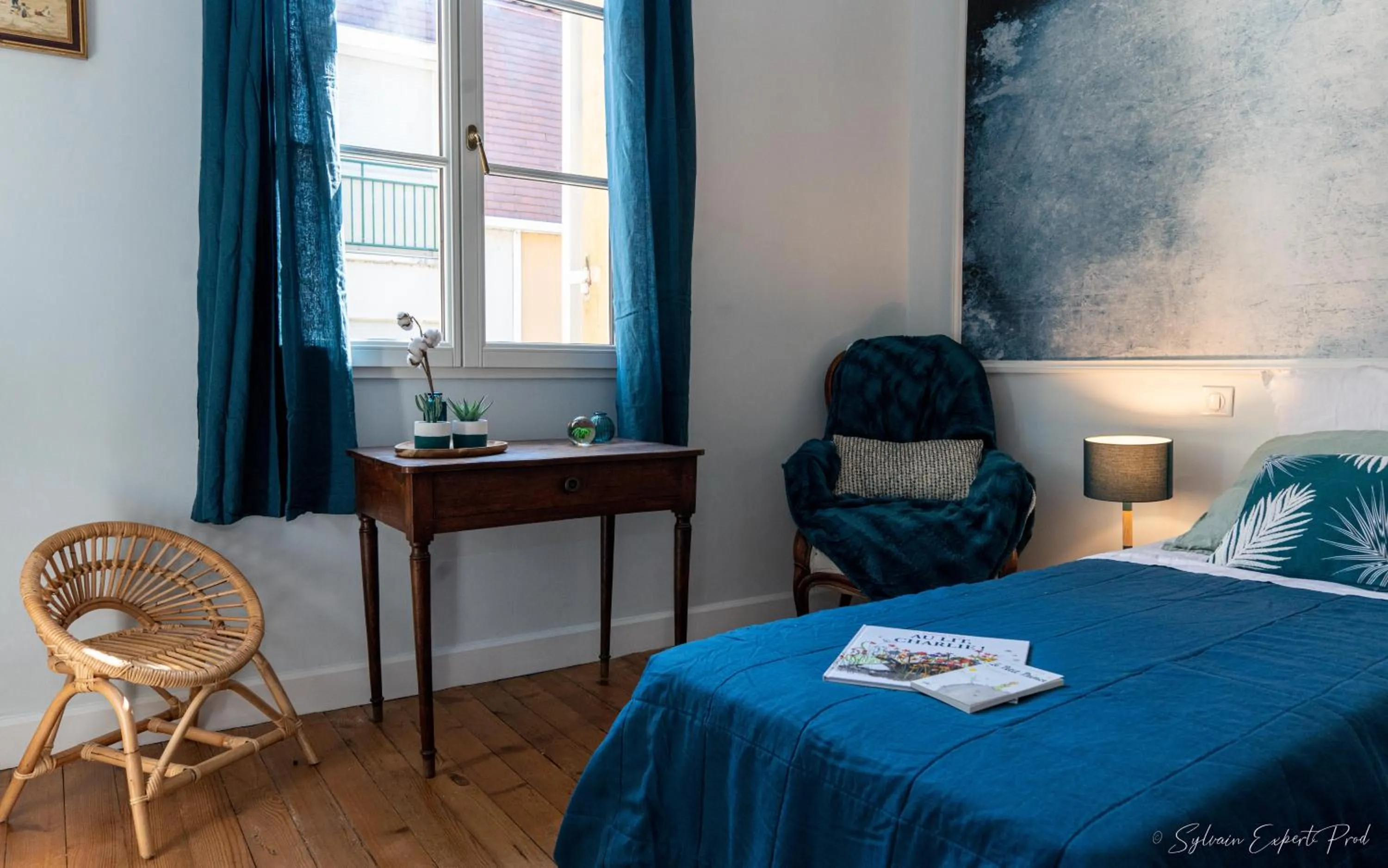 Seating area, Bed in I love Bergerac