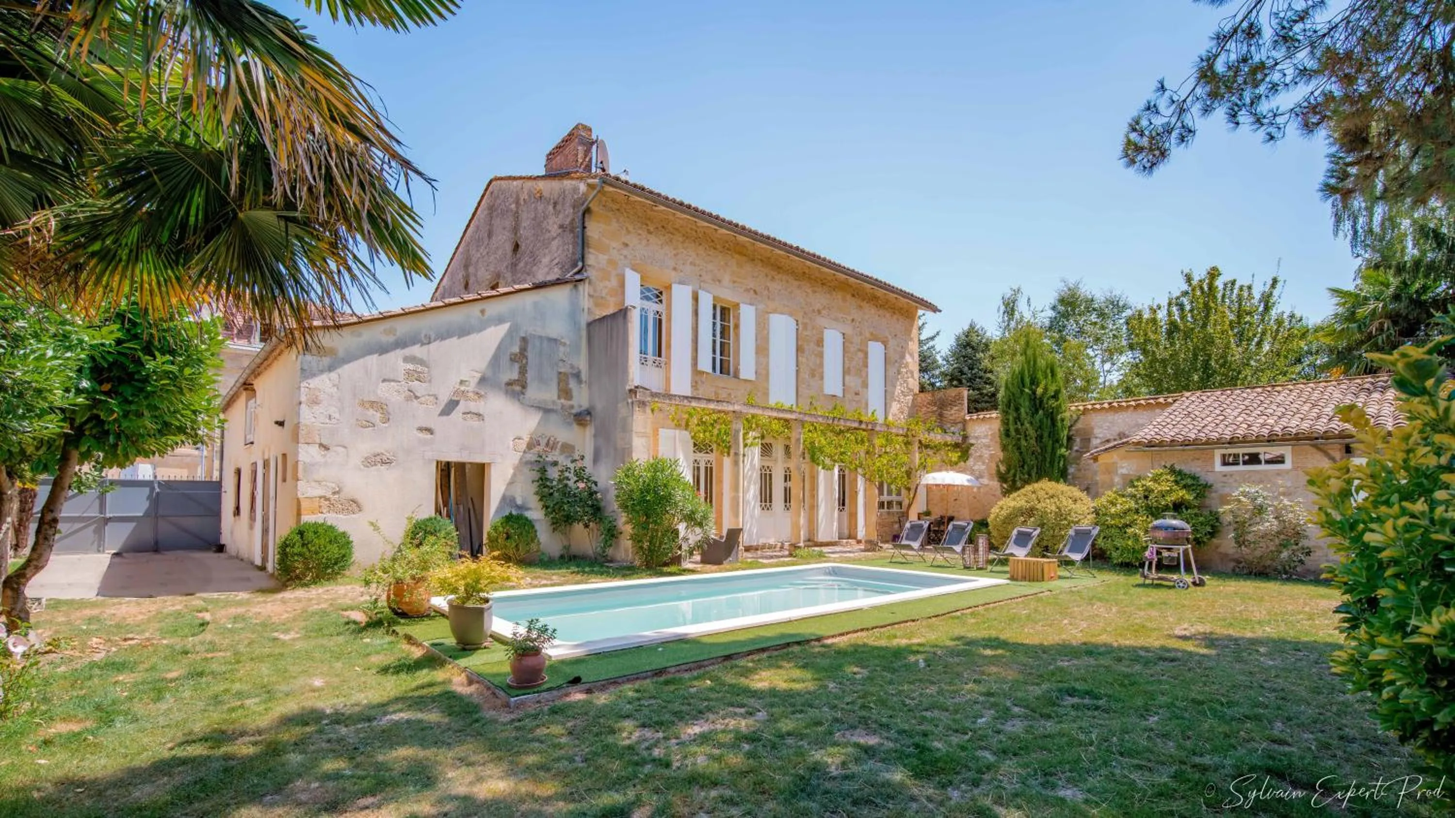 Facade/entrance in I love Bergerac