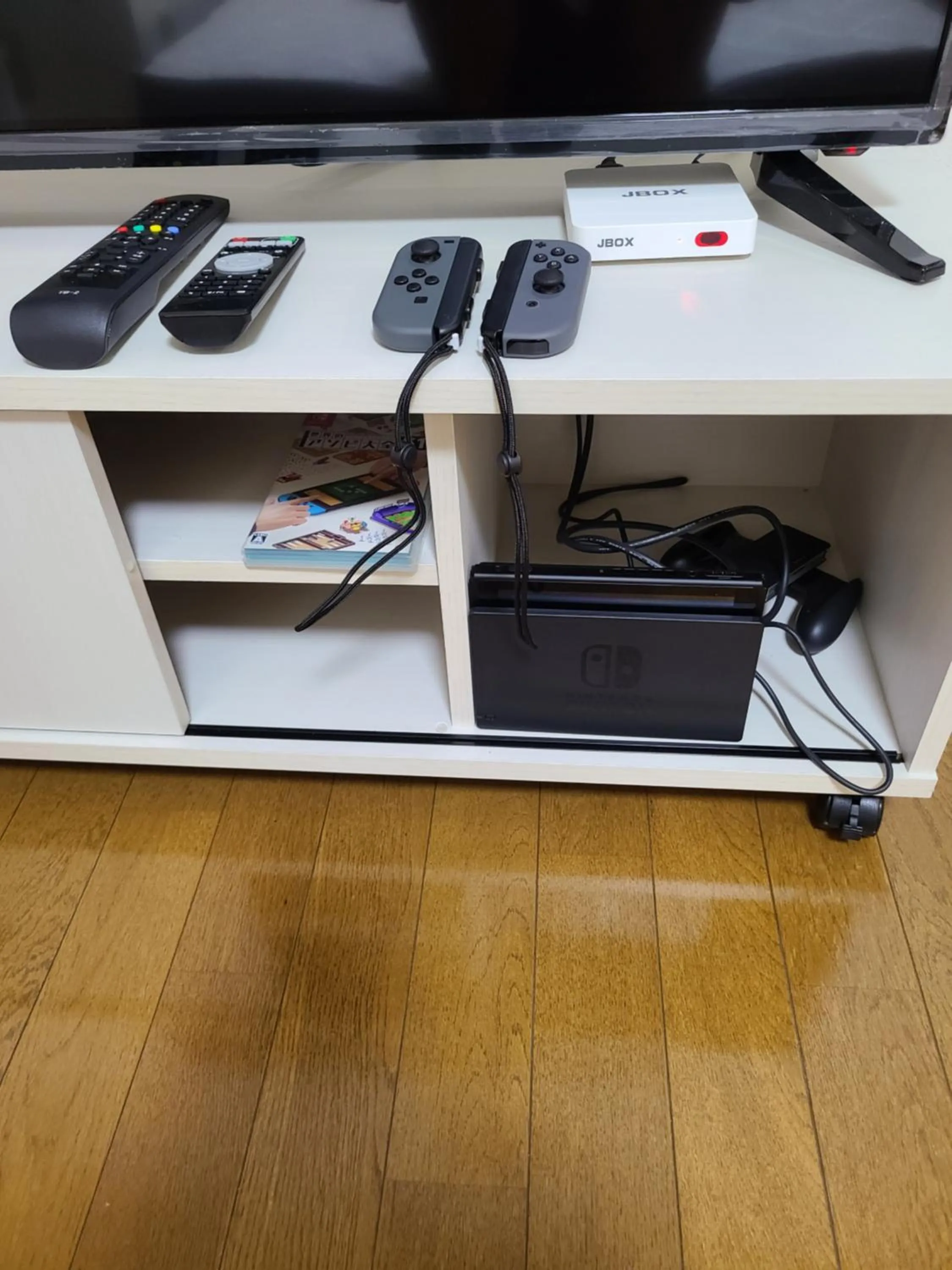 TV and multimedia in Bluebird Hotel