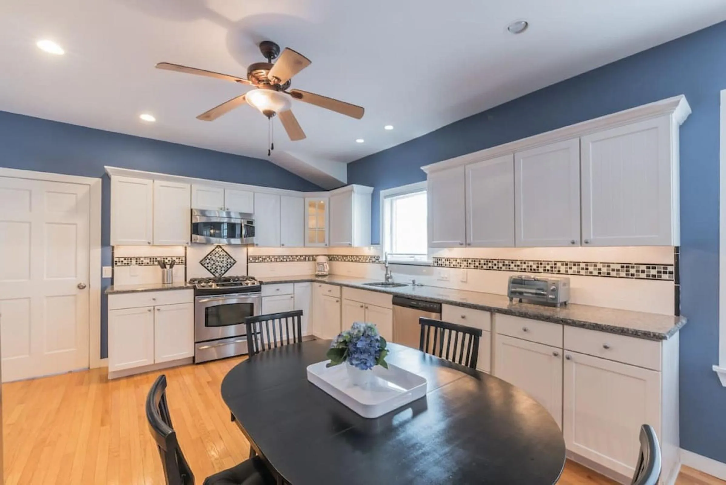 Kitchen or kitchenette in Beach Block 7 bdrms Parking Patio and Sunroom