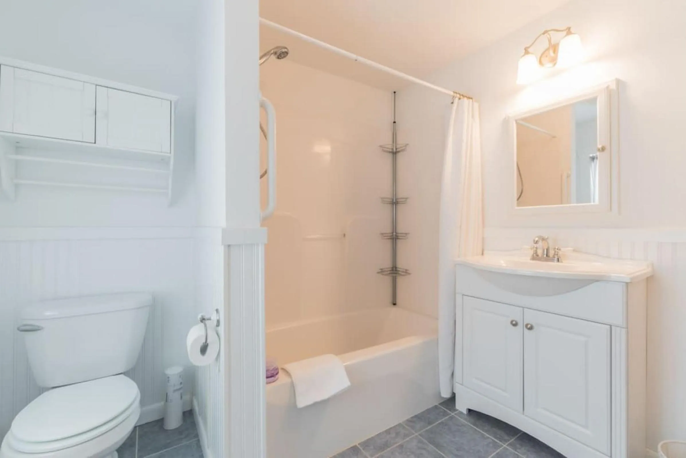 Bathroom in Beach Block 7 bdrms Parking Patio and Sunroom