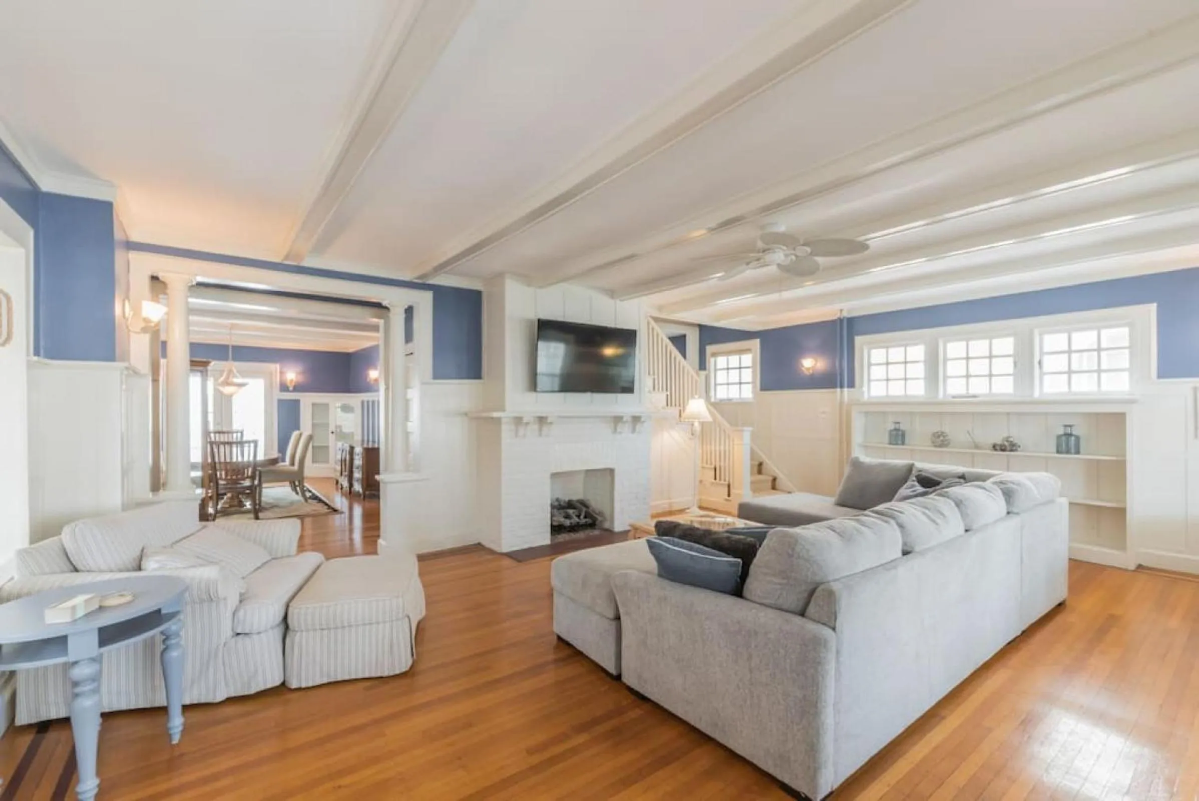 Living room in Beach Block 7 bdrms Parking Patio and Sunroom