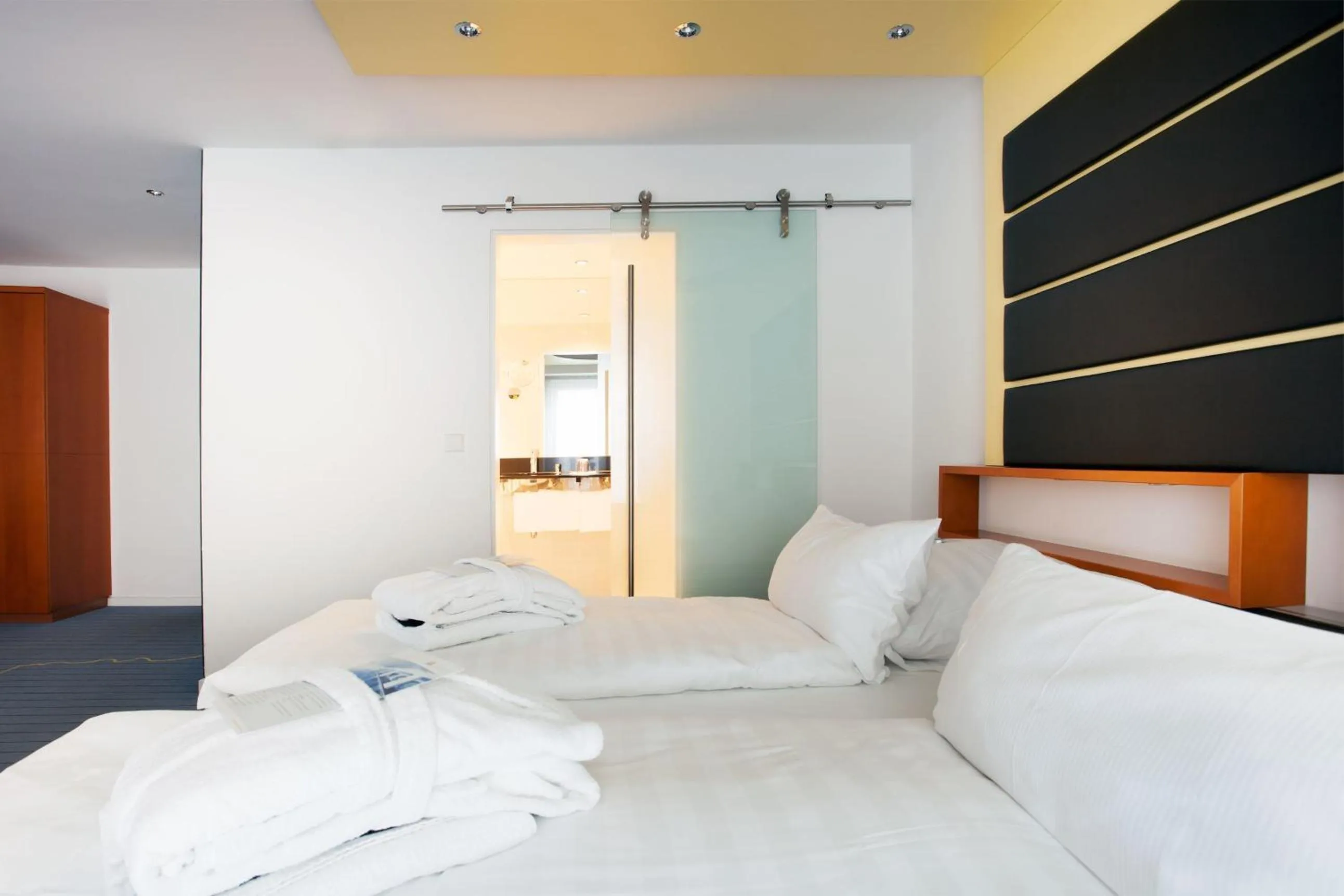 Shower, Bed in Hotel Schloss Montabaur