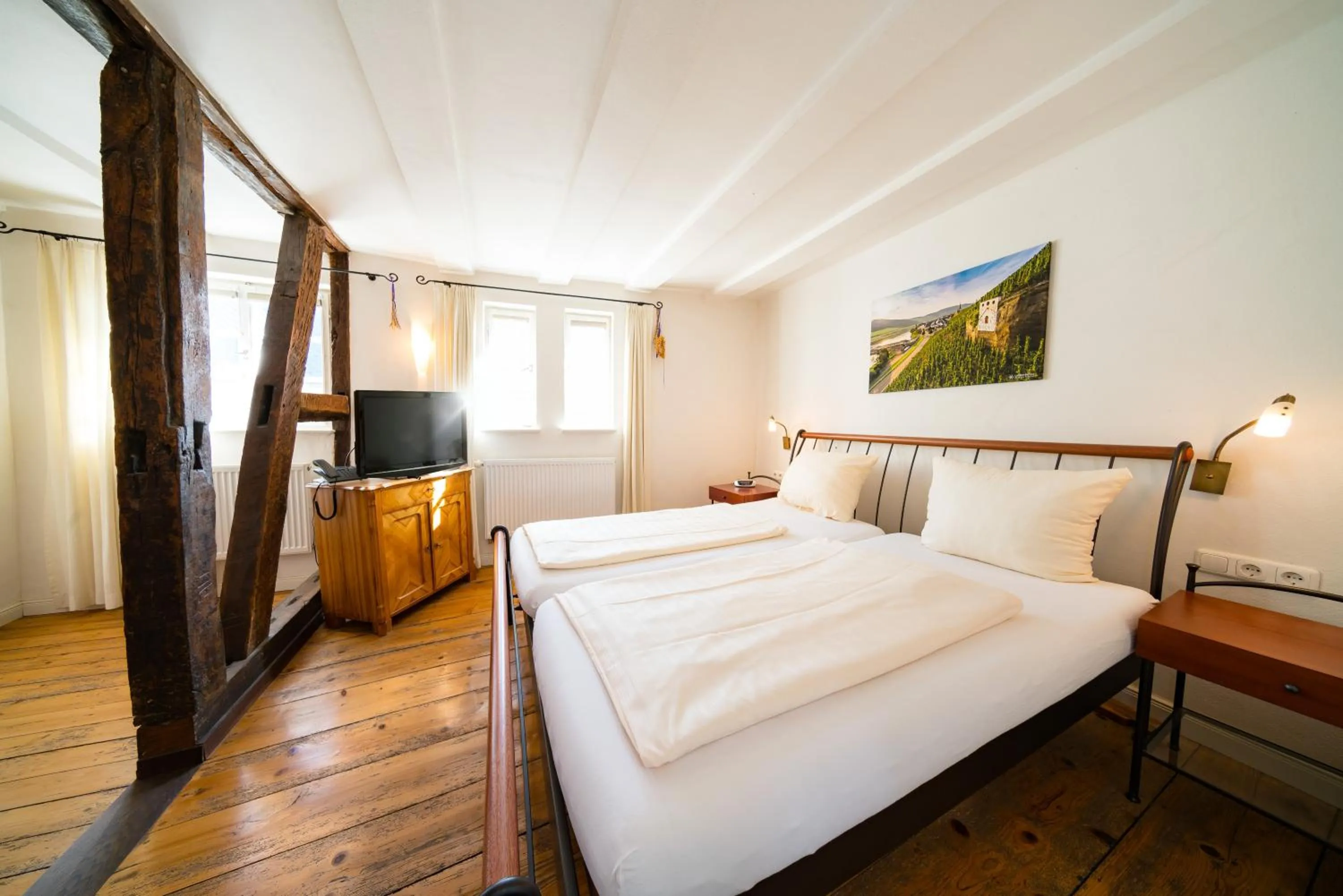 Bedroom, Bed in Hotel Zeltinger-Hof - Gasthaus des Rieslings