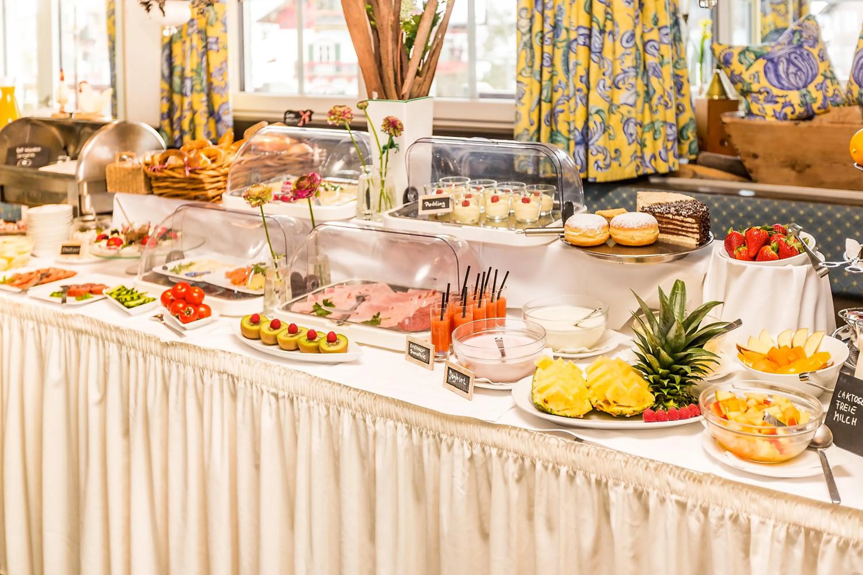 Buffet breakfast in Hotel Alpenhof Postillion