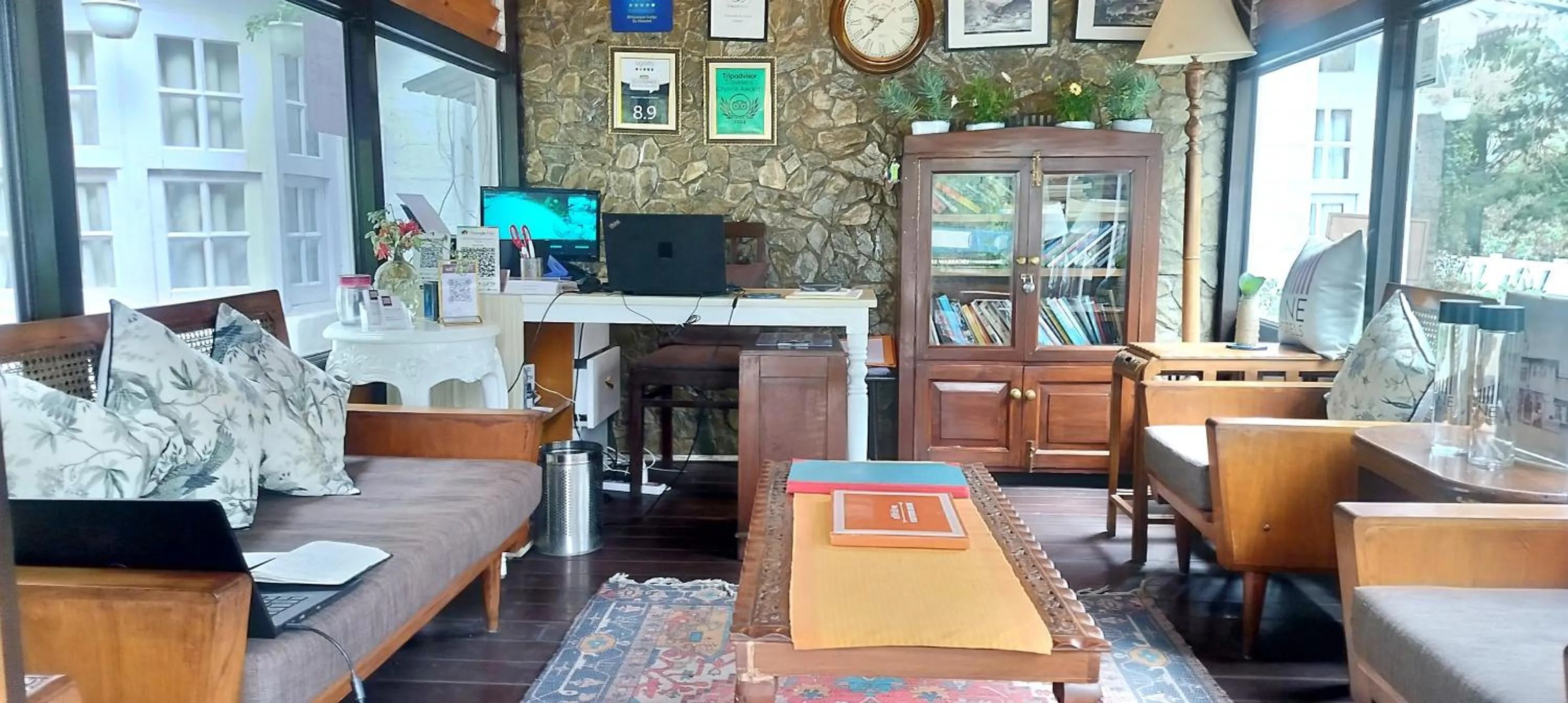 Seating area in Bhikampur Lodge By Nine Hotels