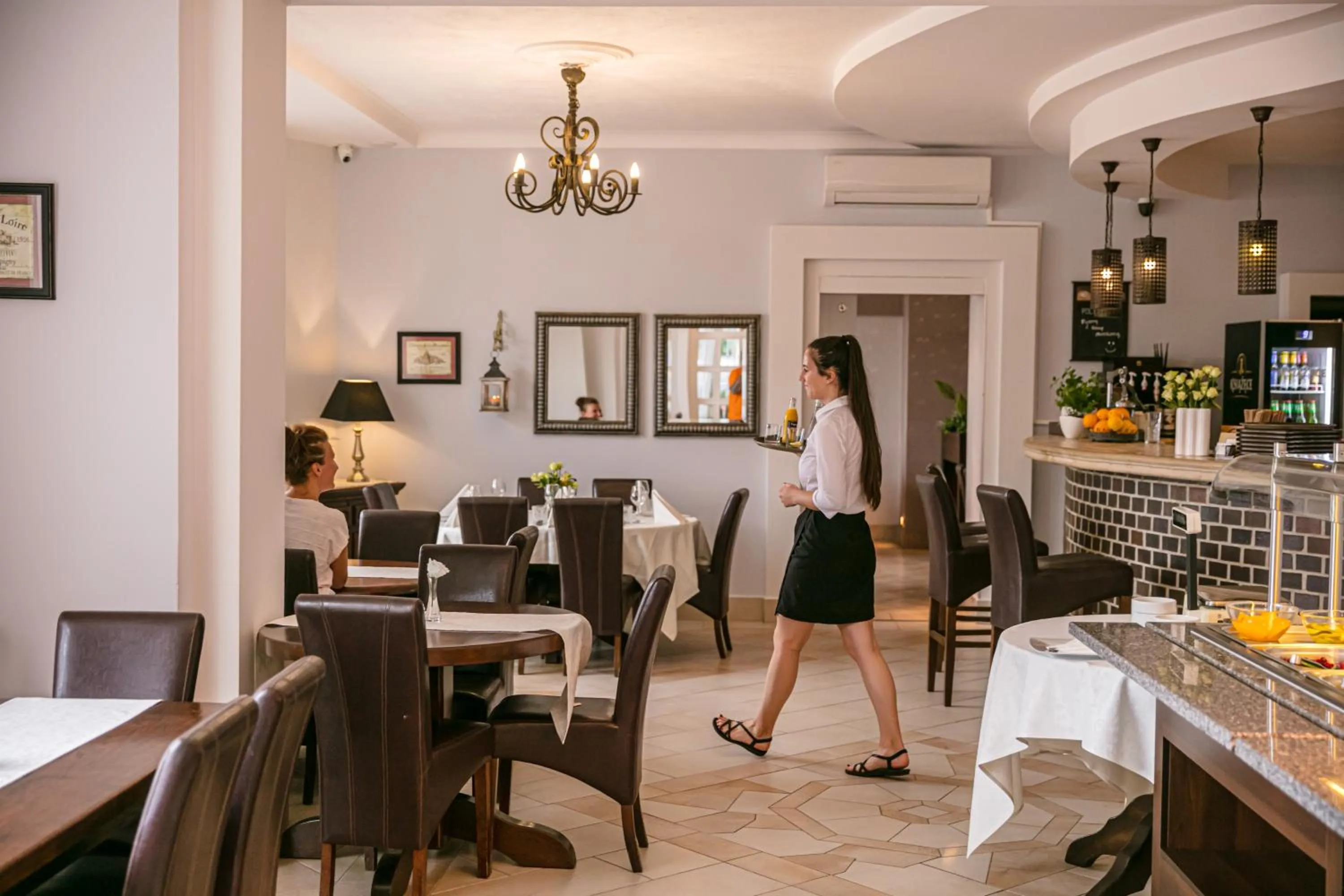 Restaurant/places to eat in Hotel Onyx