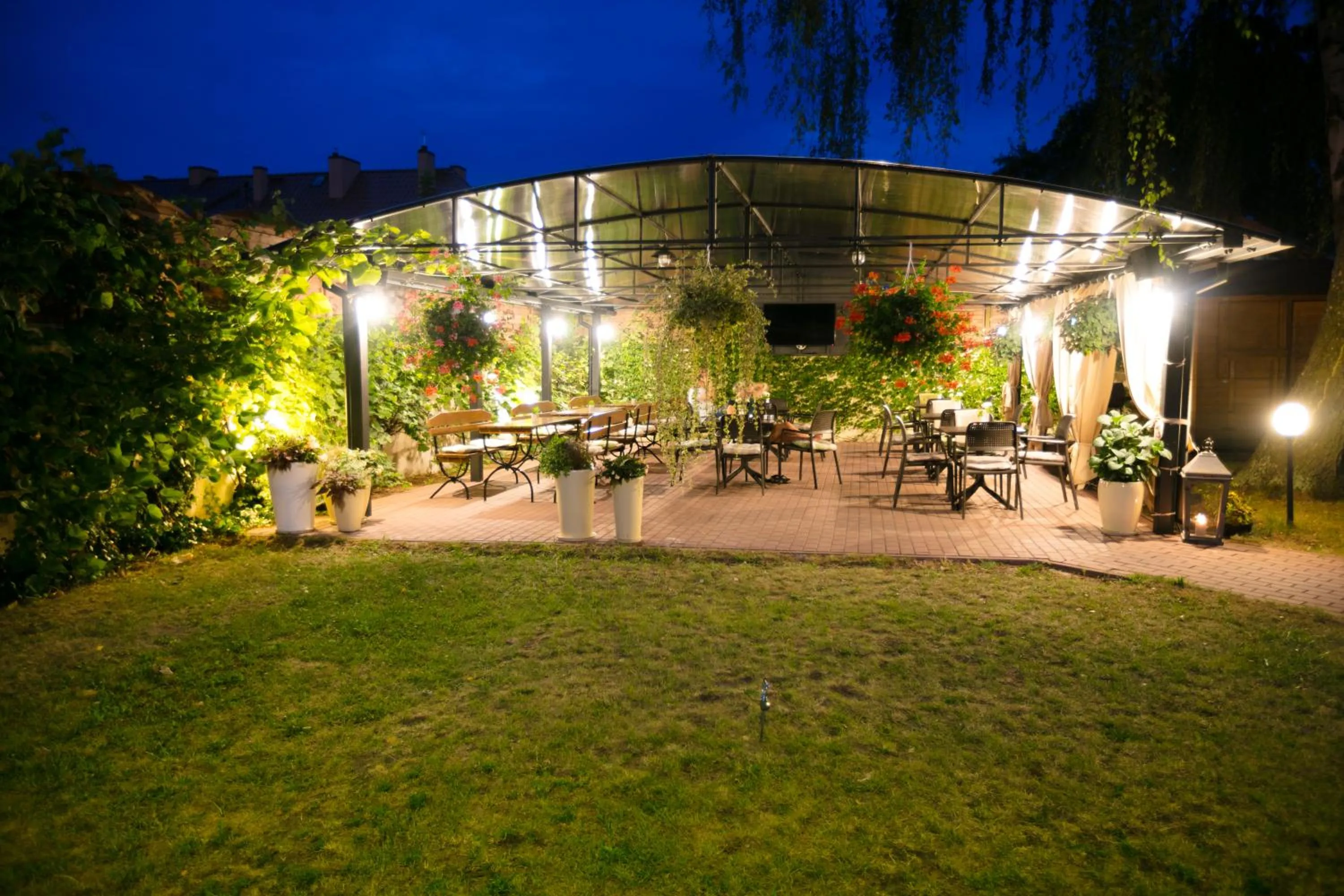 Evening entertainment in Hotel Onyx