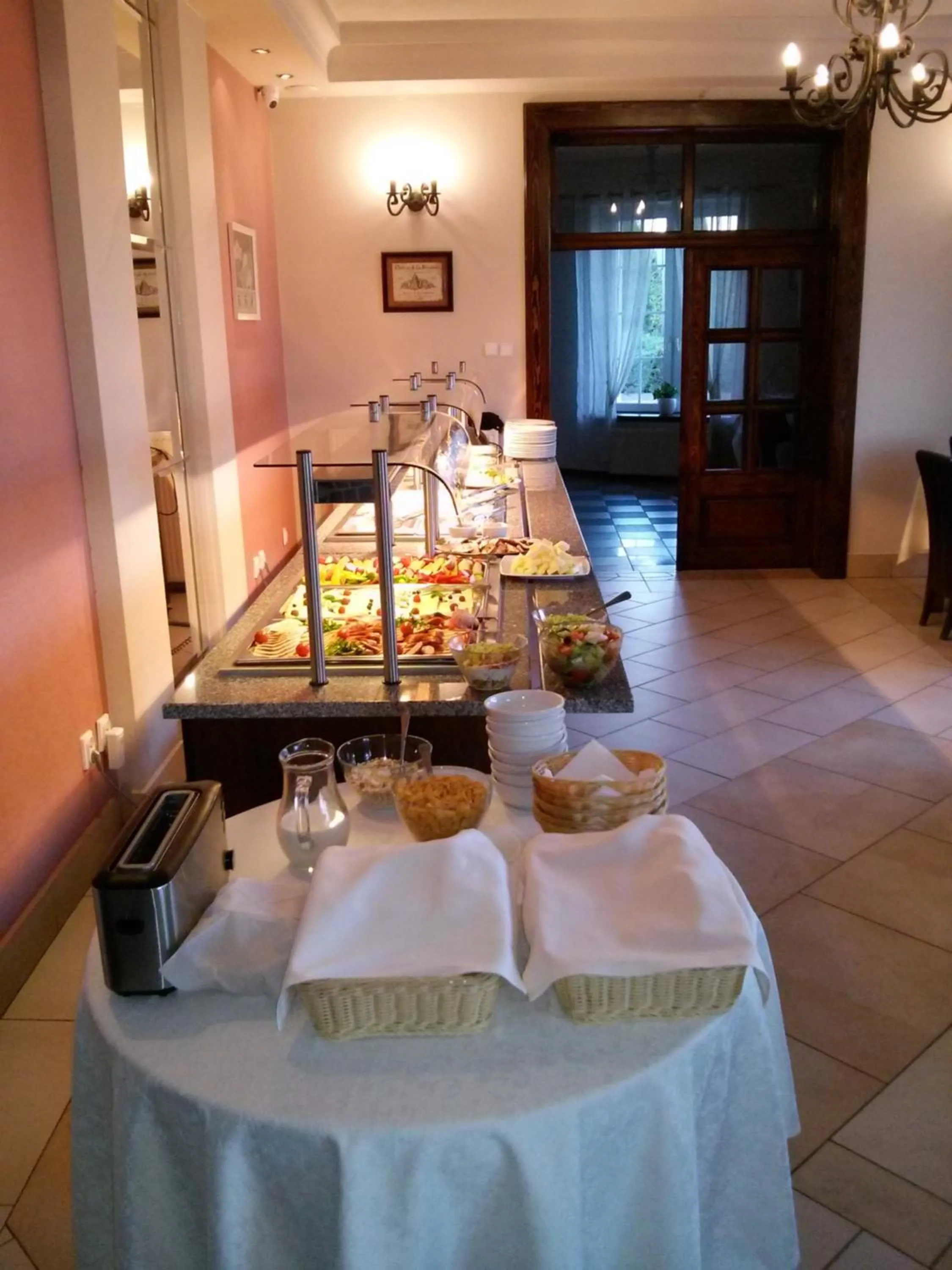 Restaurant/places to eat in Hotel Onyx