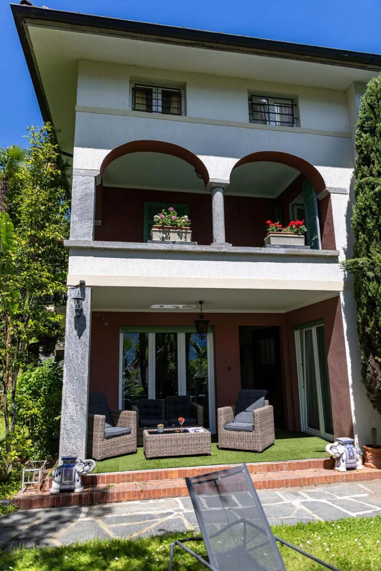 Property building in Easy Stay by Hotel La Perla