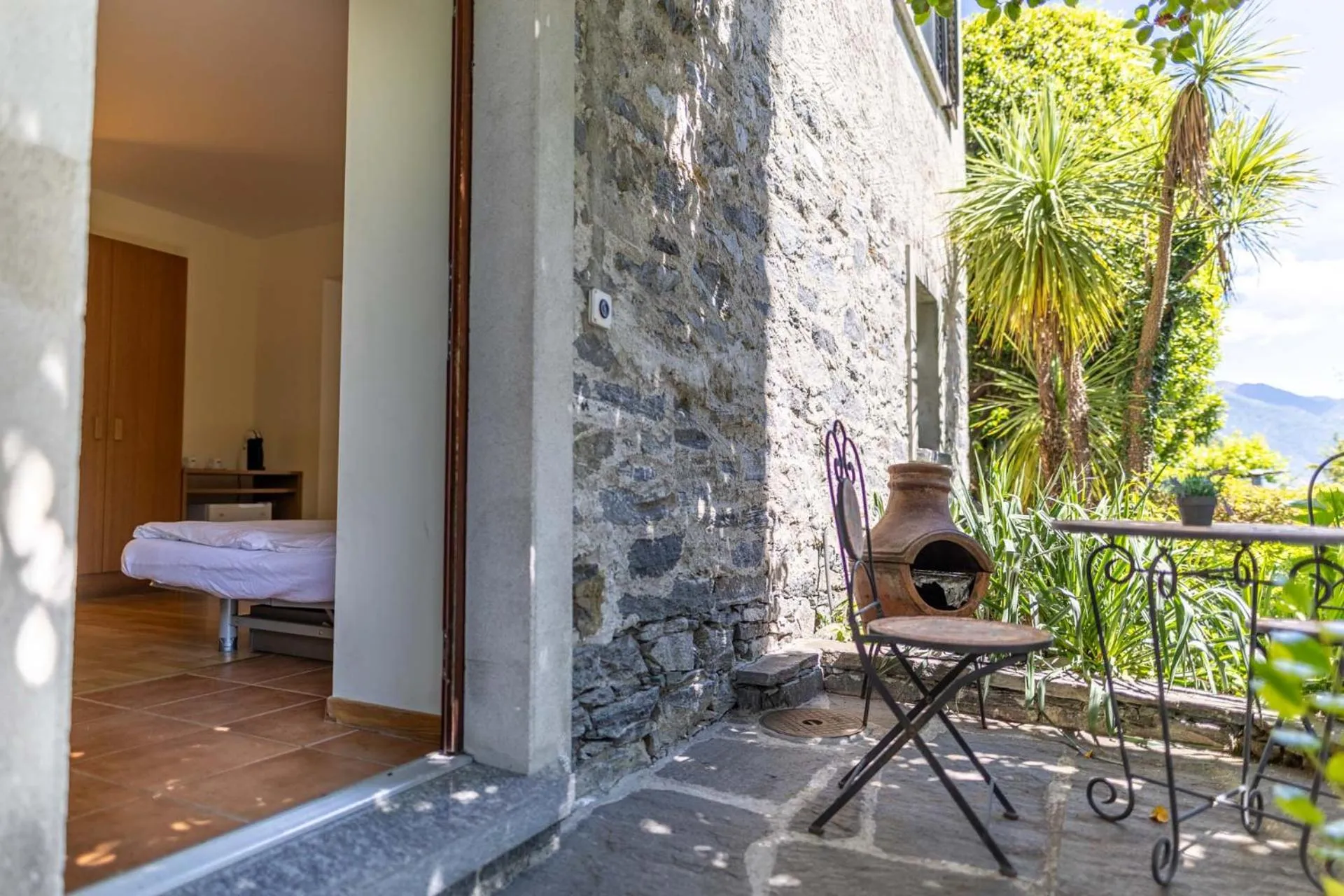 Garden, Bed in Easy Stay by Hotel La Perla