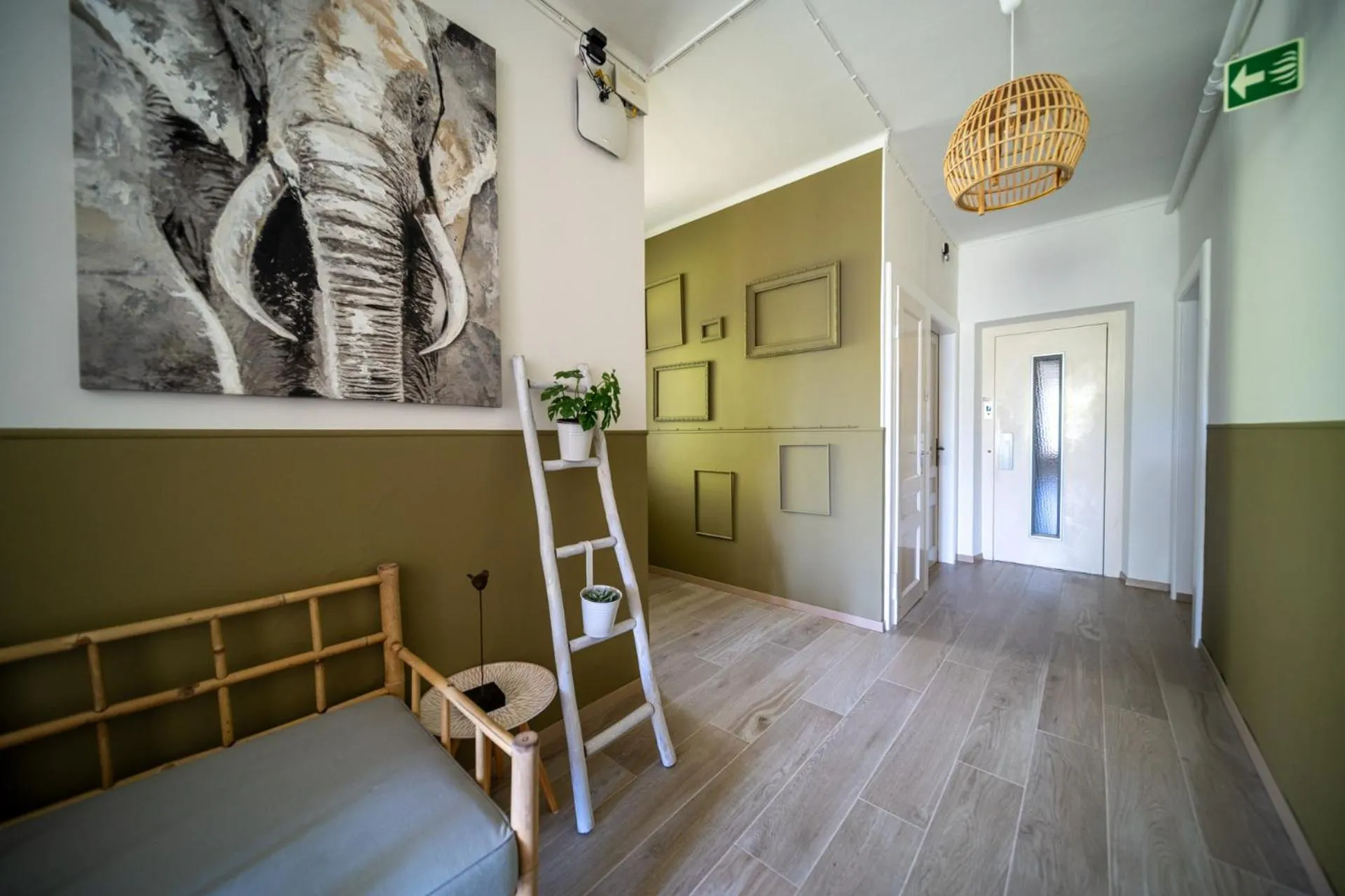 Property building in Easy Stay by Hotel La Perla