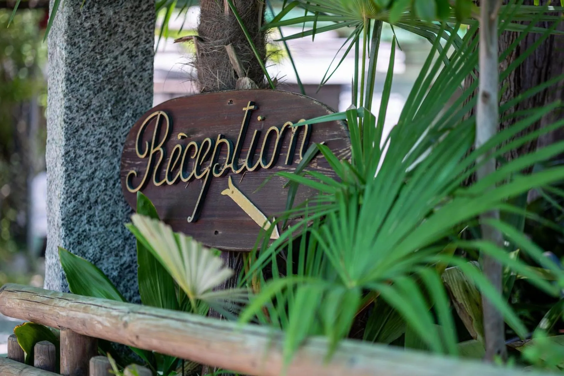 Logo/Certificate/Sign in Easy Stay by Hotel La Perla