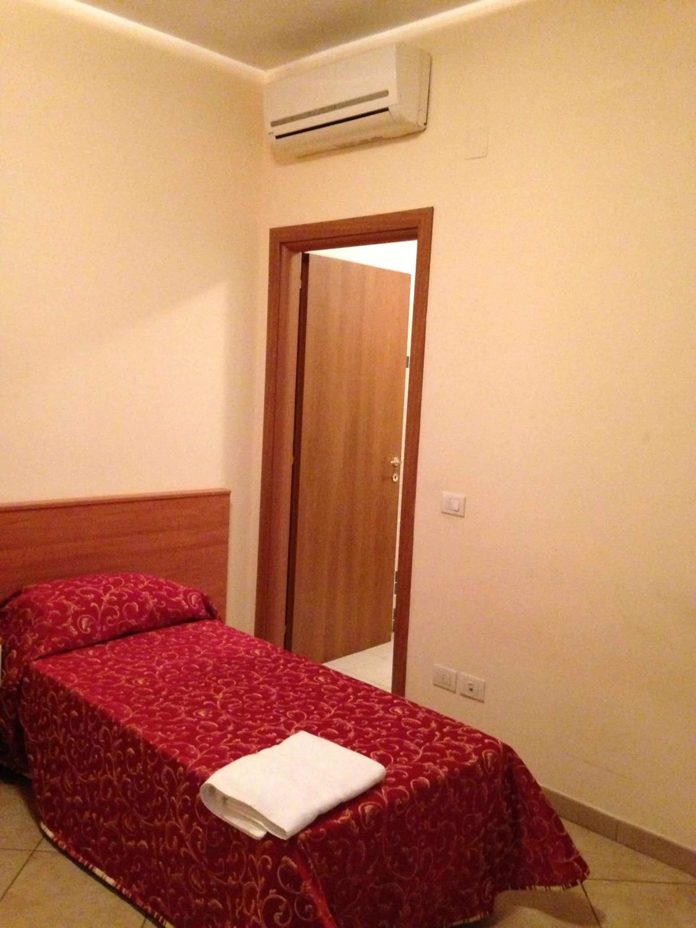 Bedroom, Bed in Affittacamere Flavia Roma