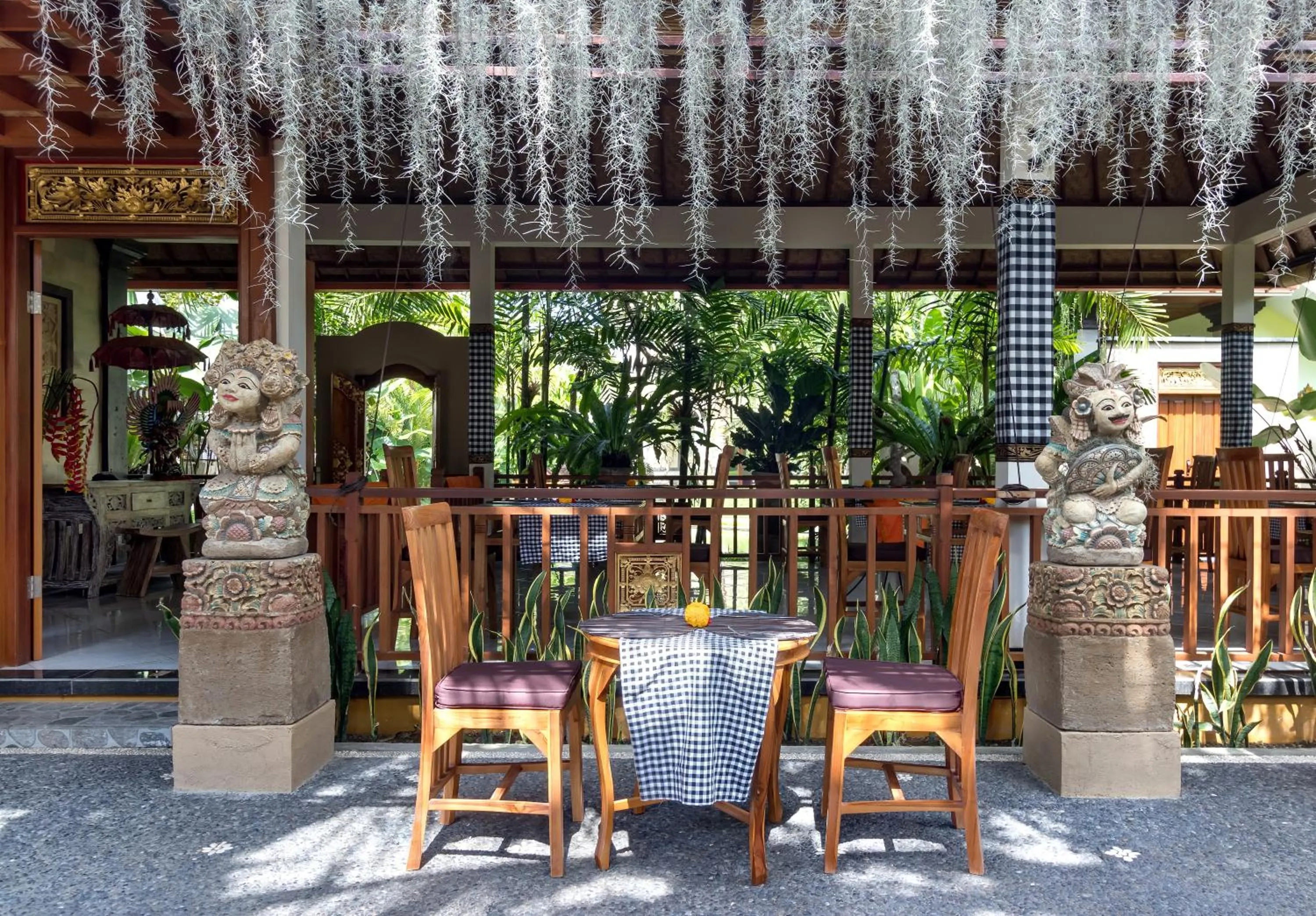 Restaurant/places to eat in Hidden Padma Retreat