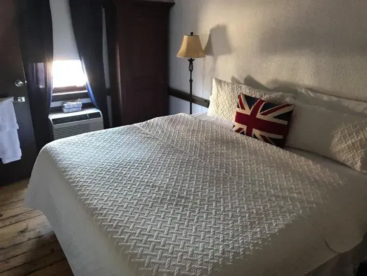 King Suite in The Olde Angel Inn King Suite in The Olde Angel Inn