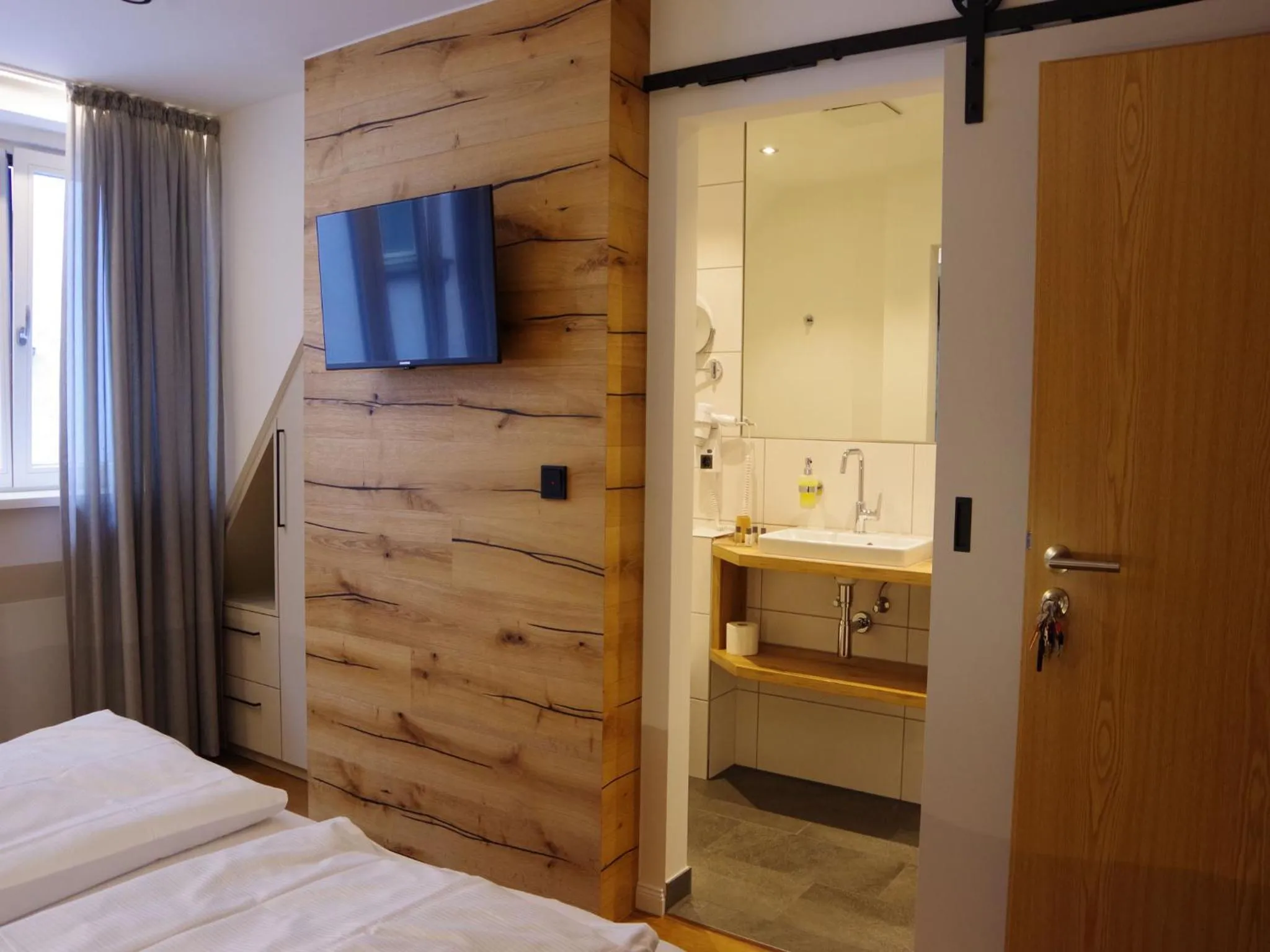 Bathroom, Bed in Hotelgasthof Bayerischer Hof
