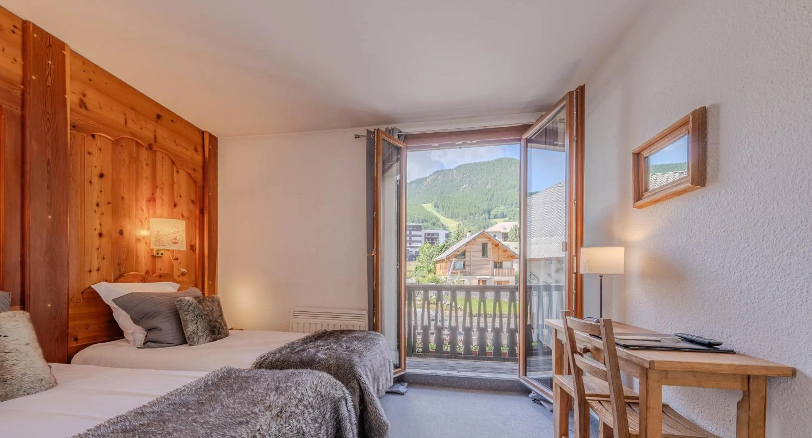 Bed in Logis Hôtel et Spa Le Christiania