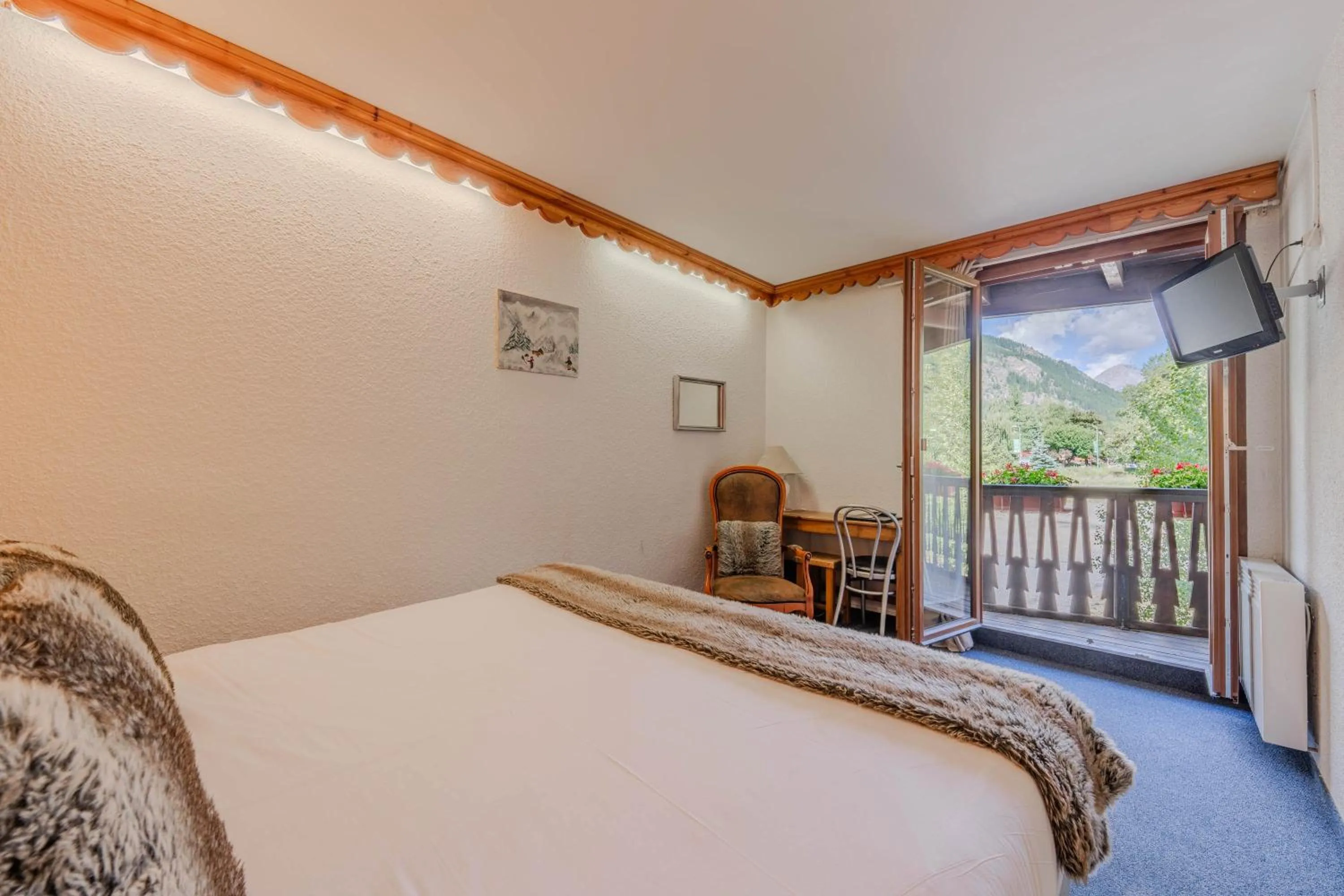 Patio, Bed in Logis Hôtel et Spa Le Christiania