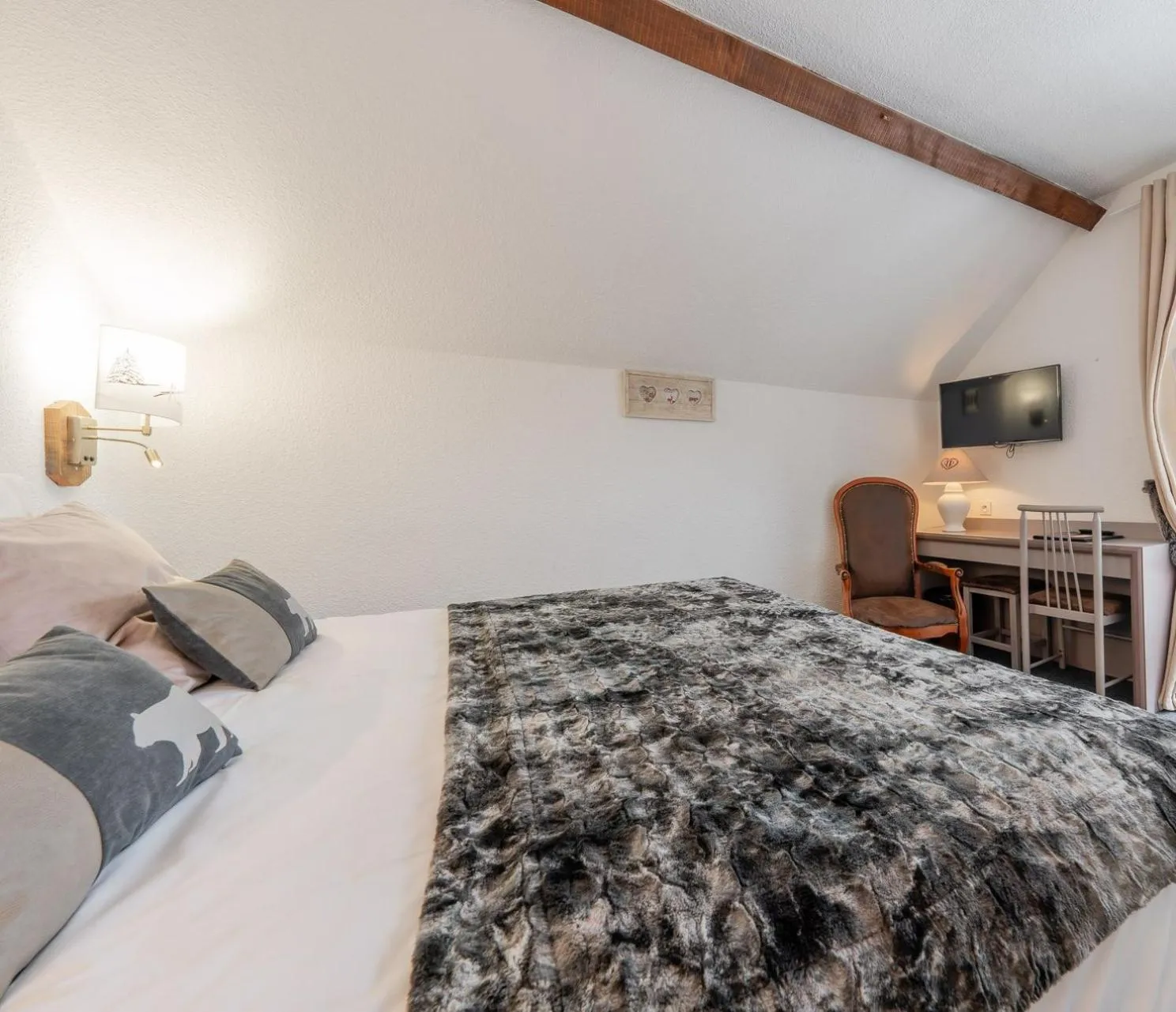 Bed in Logis Hôtel et Spa Le Christiania