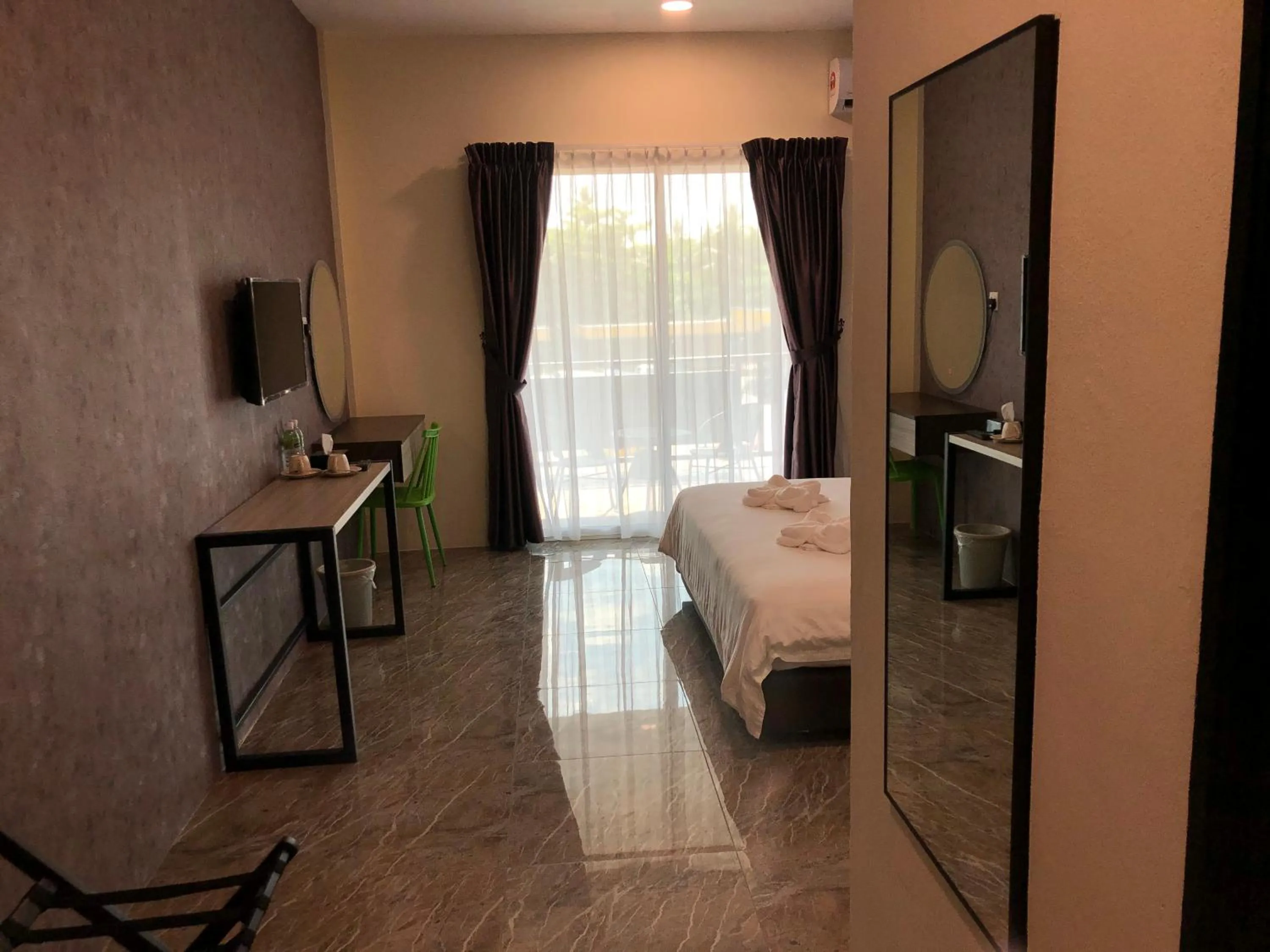 Balcony/Terrace, Bed in Wings Hotel