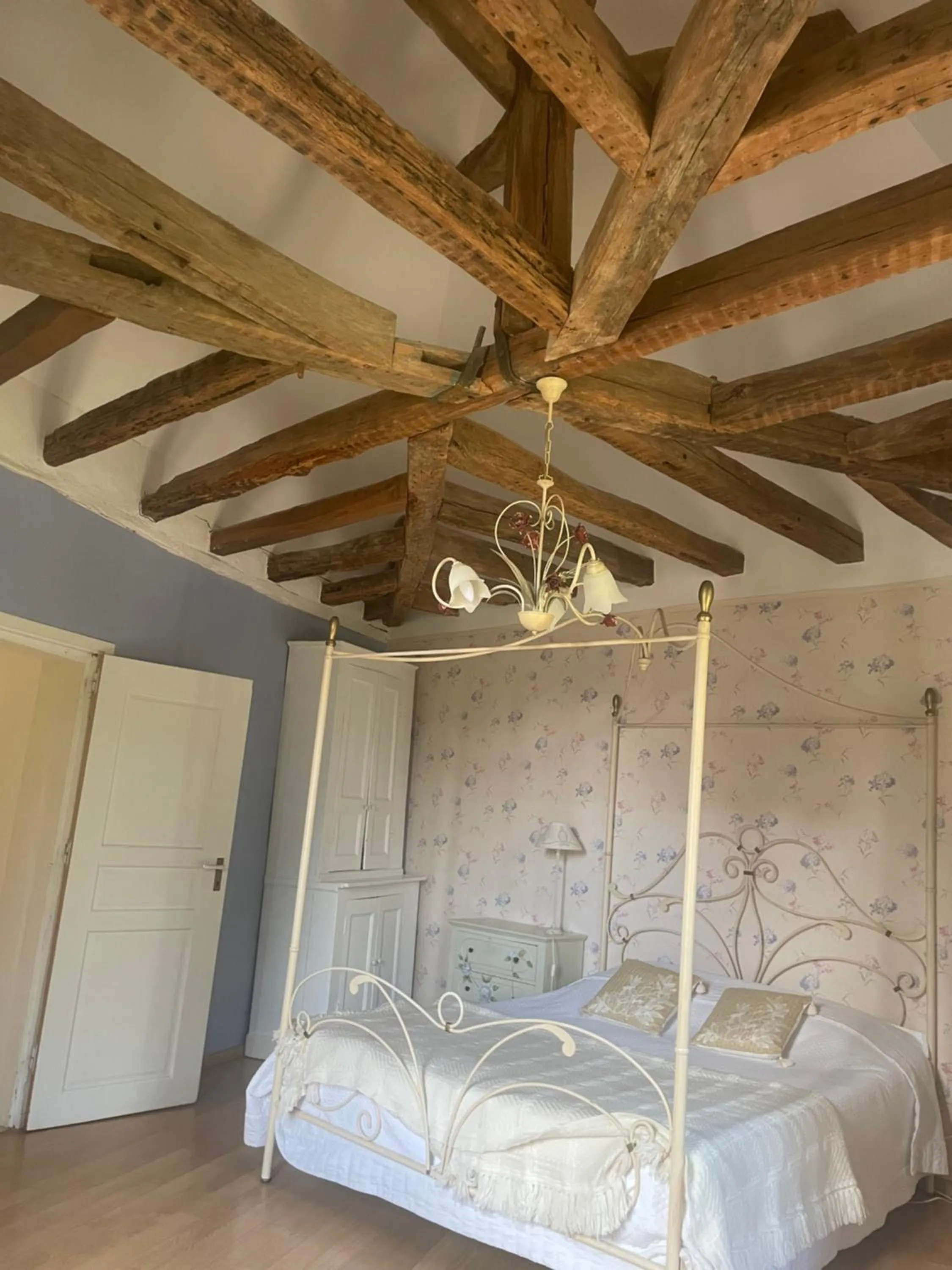 Photo of the whole room, Bed in Il était une fois un jardin