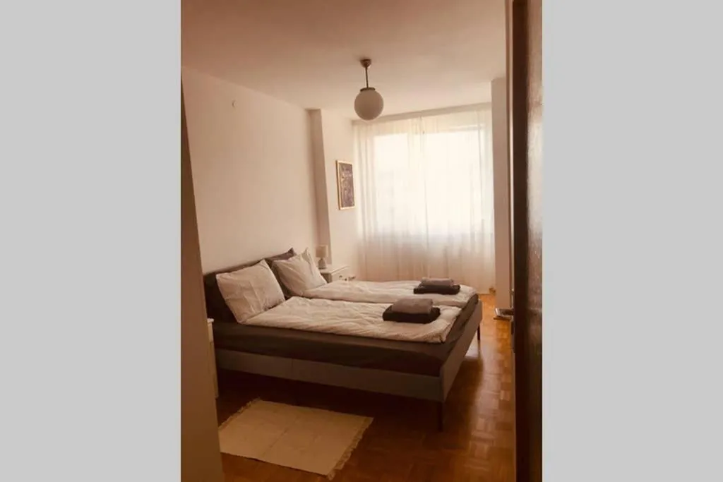 Bed in Mitten im Achten. Zentrale Wohnung in Wien