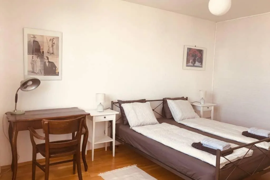 Bed in Mitten im Achten. Zentrale Wohnung in Wien