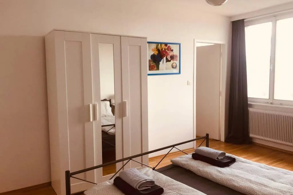Bed in Mitten im Achten. Zentrale Wohnung in Wien