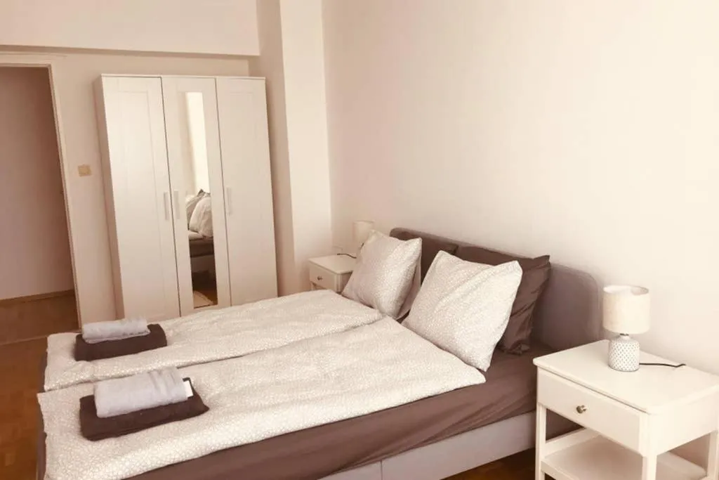 Bed in Mitten im Achten. Zentrale Wohnung in Wien