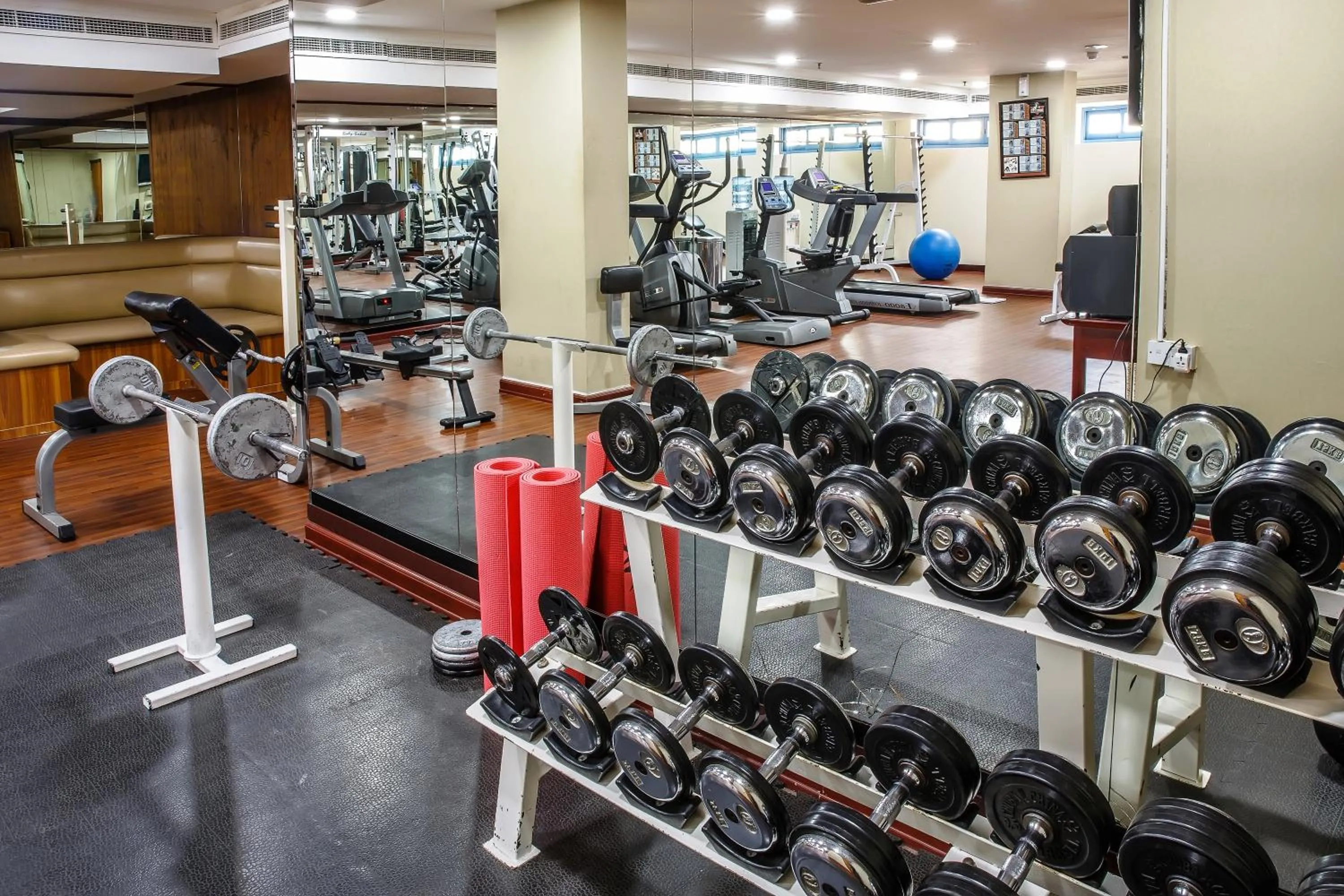 Fitness centre/facilities in Landmark Summit Hotel