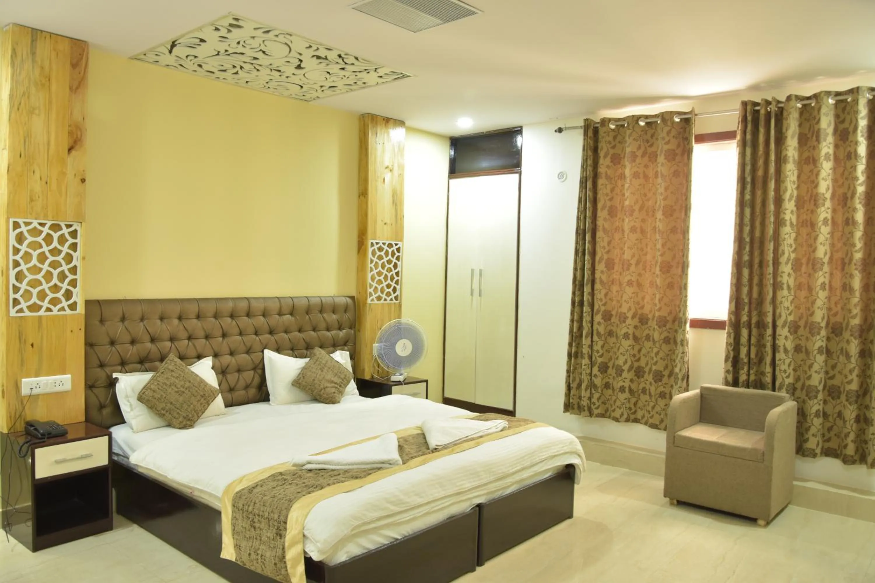 Bed in Hotel Sarweshwary