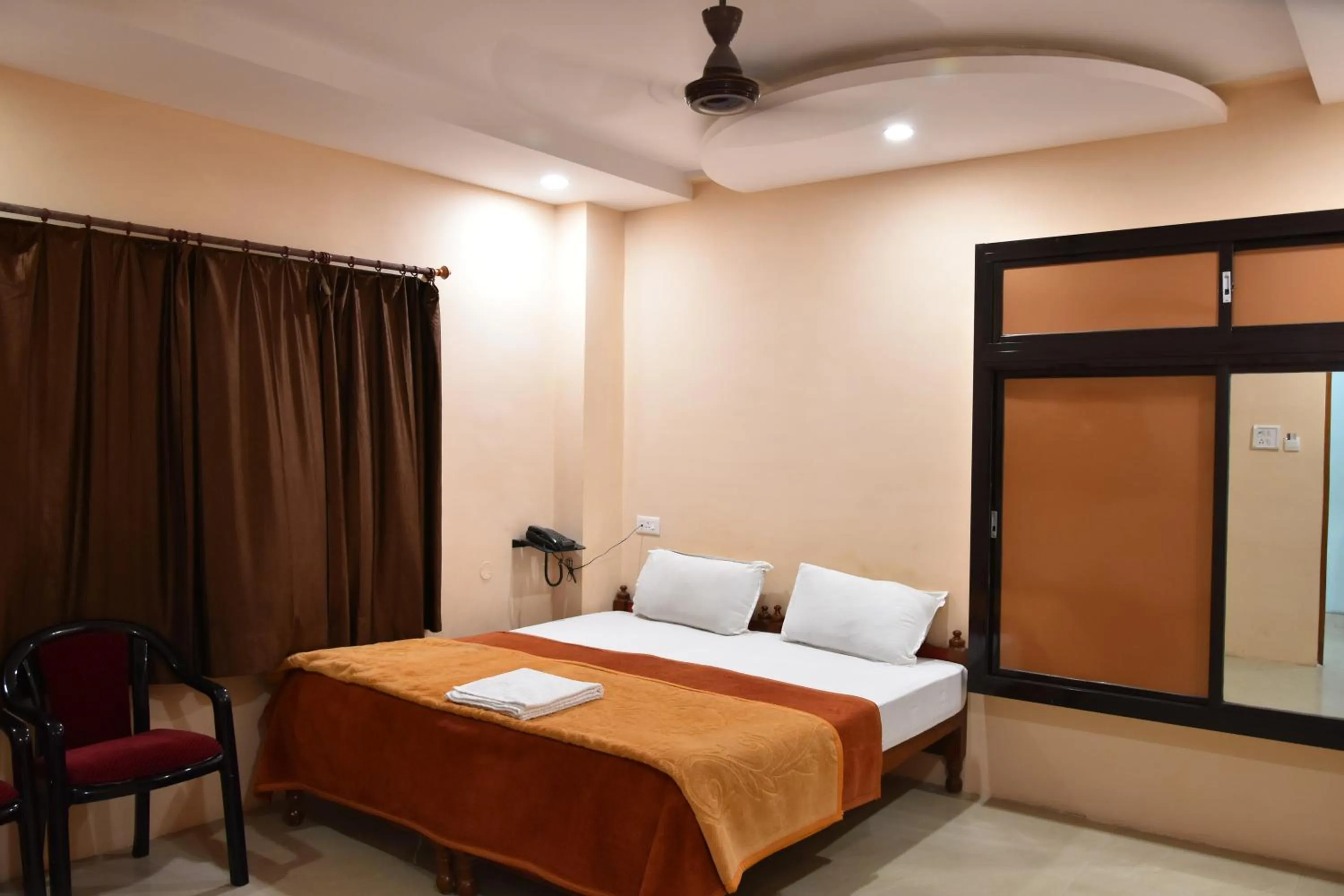 Bed in Hotel Sarweshwary