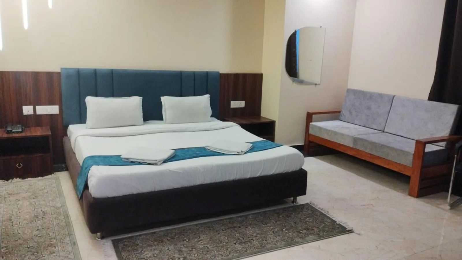Bedroom, Bed in Hotel Sarweshwary
