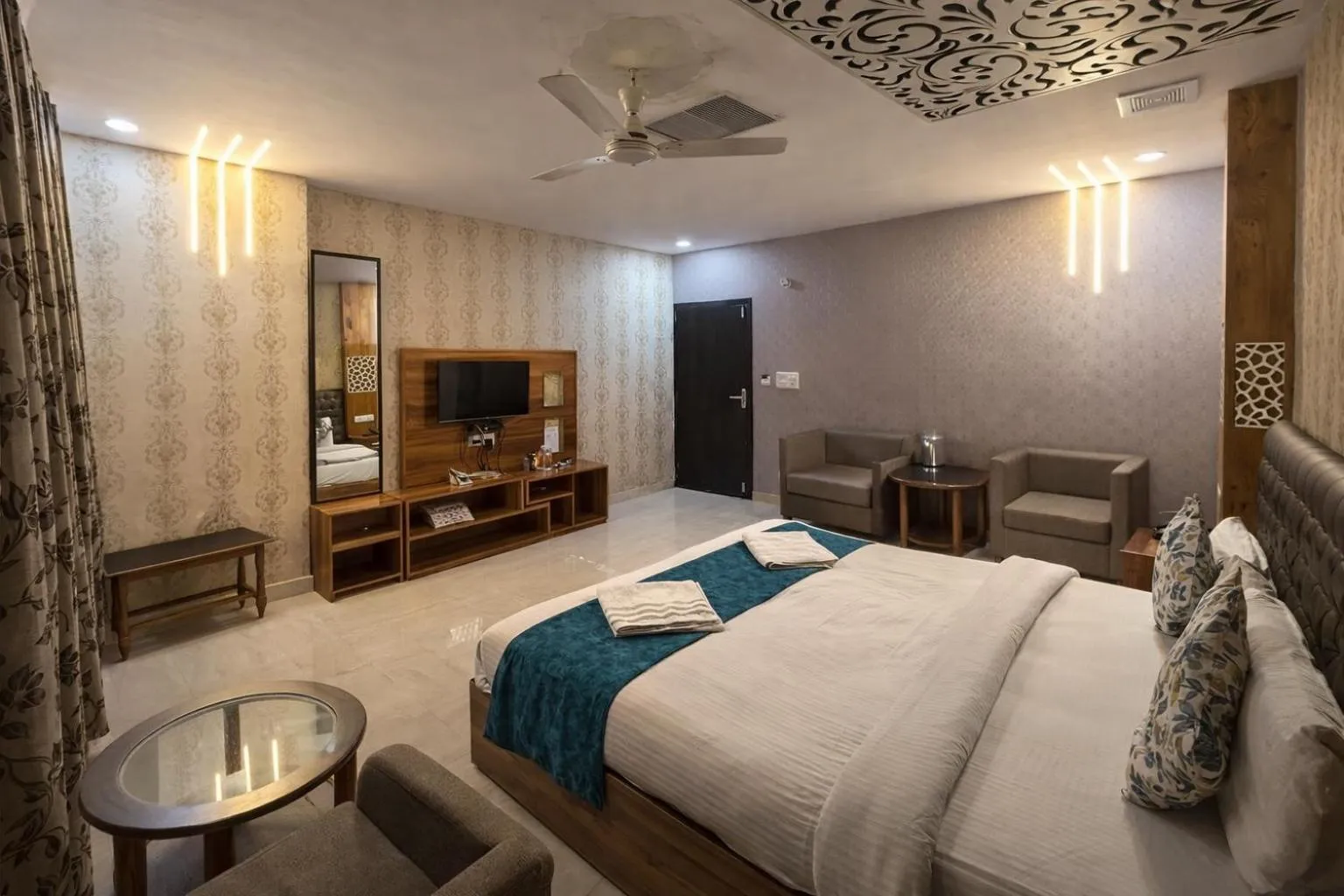 Bed in Hotel Sarweshwary