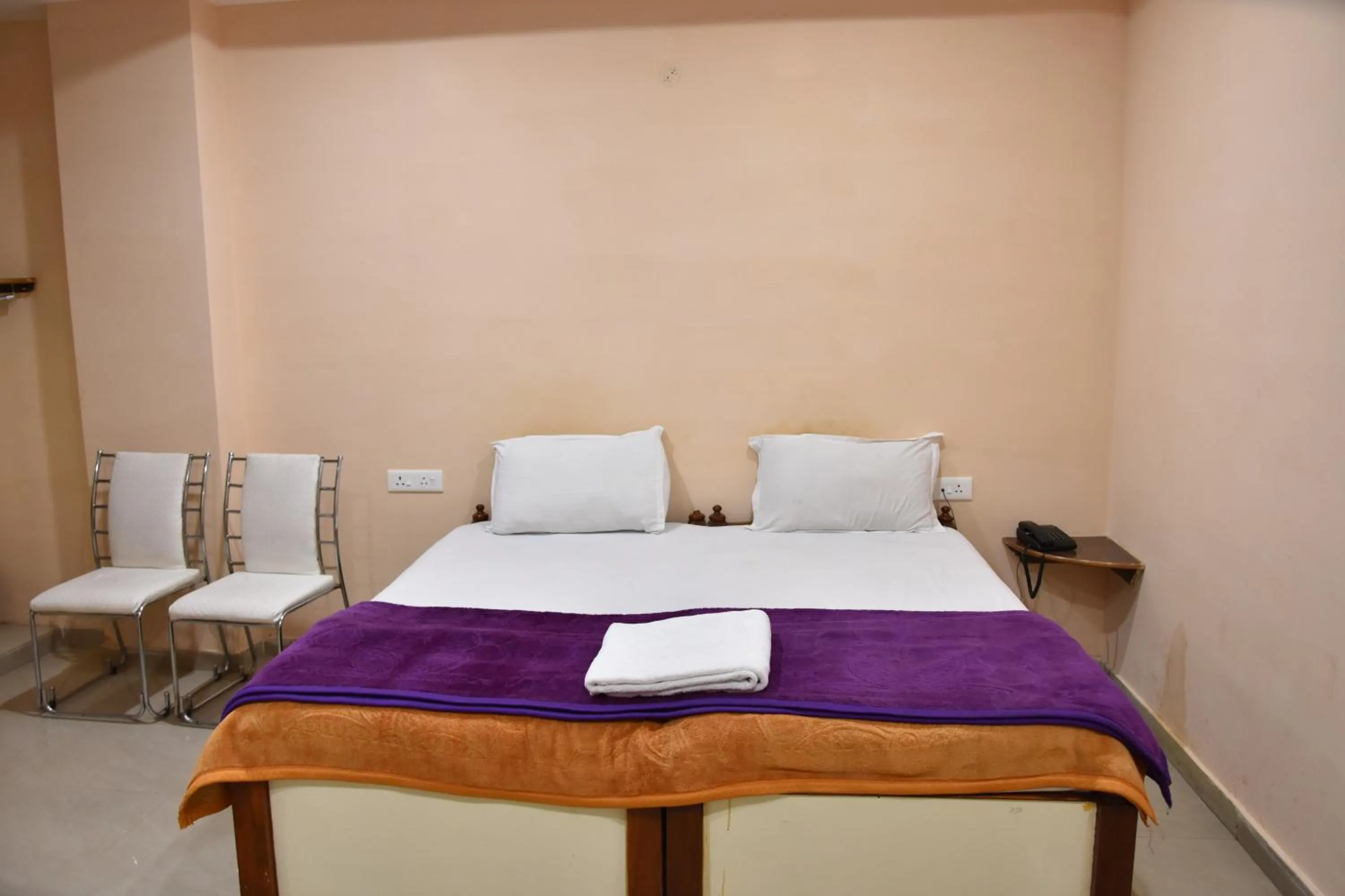 Bed in Hotel Sarweshwary