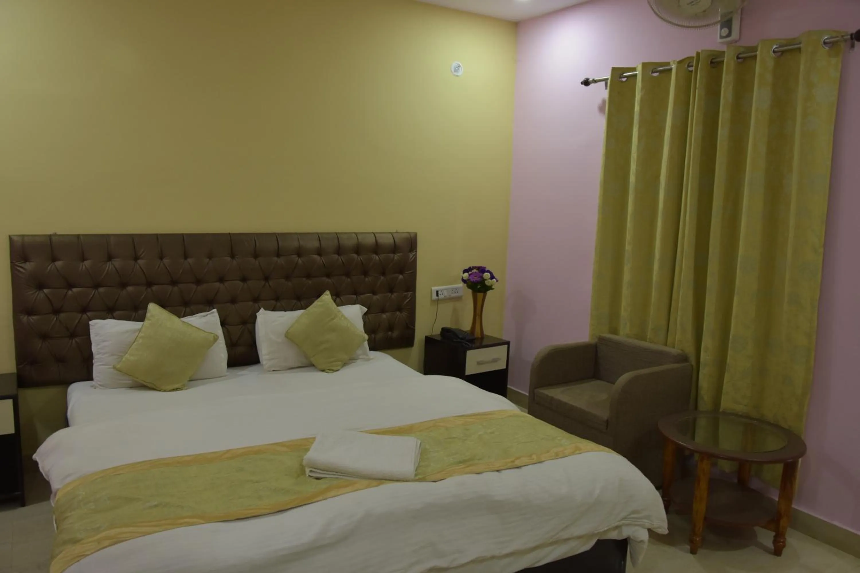 Bed in Hotel Sarweshwary