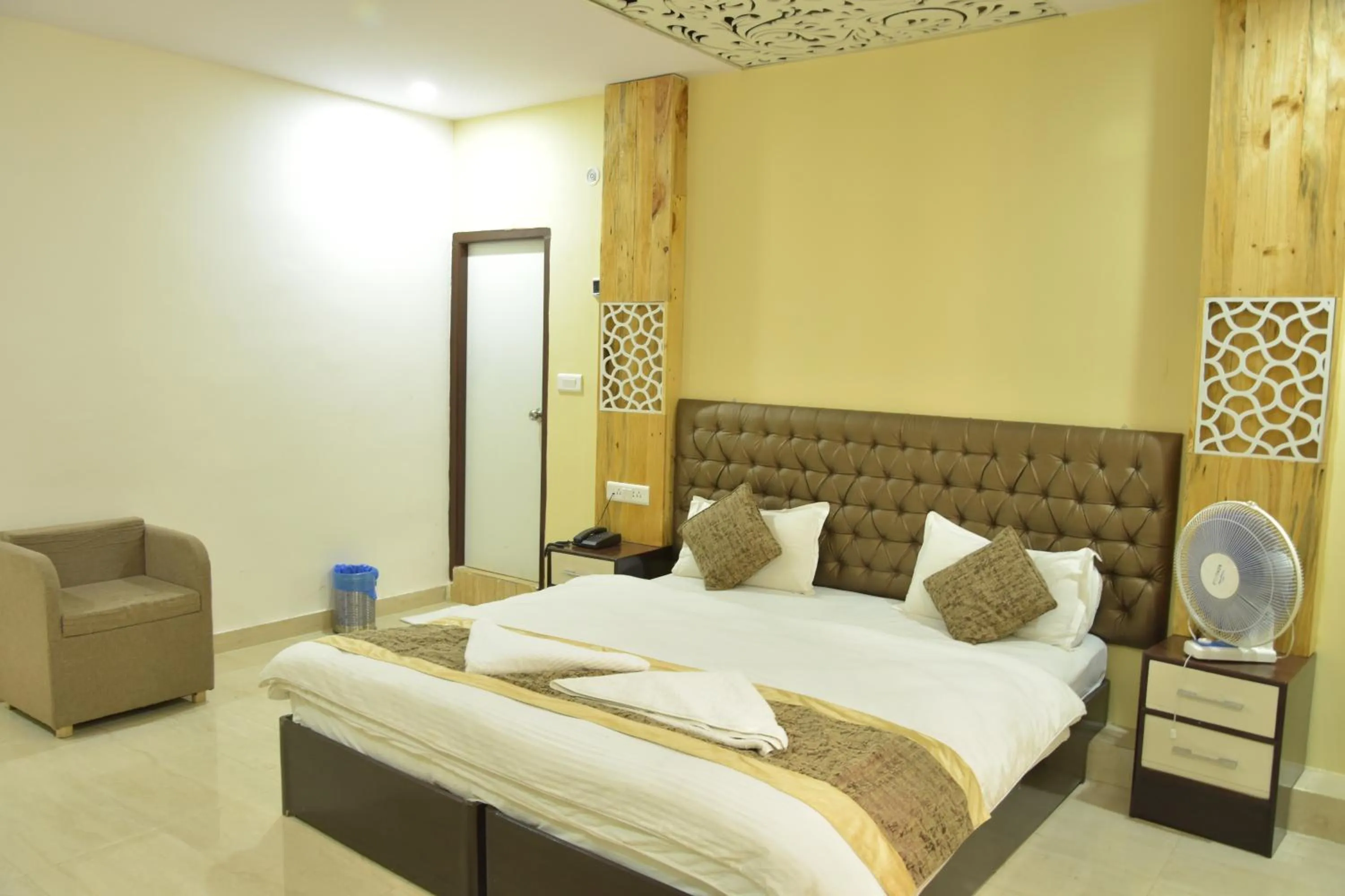 Bed in Hotel Sarweshwary
